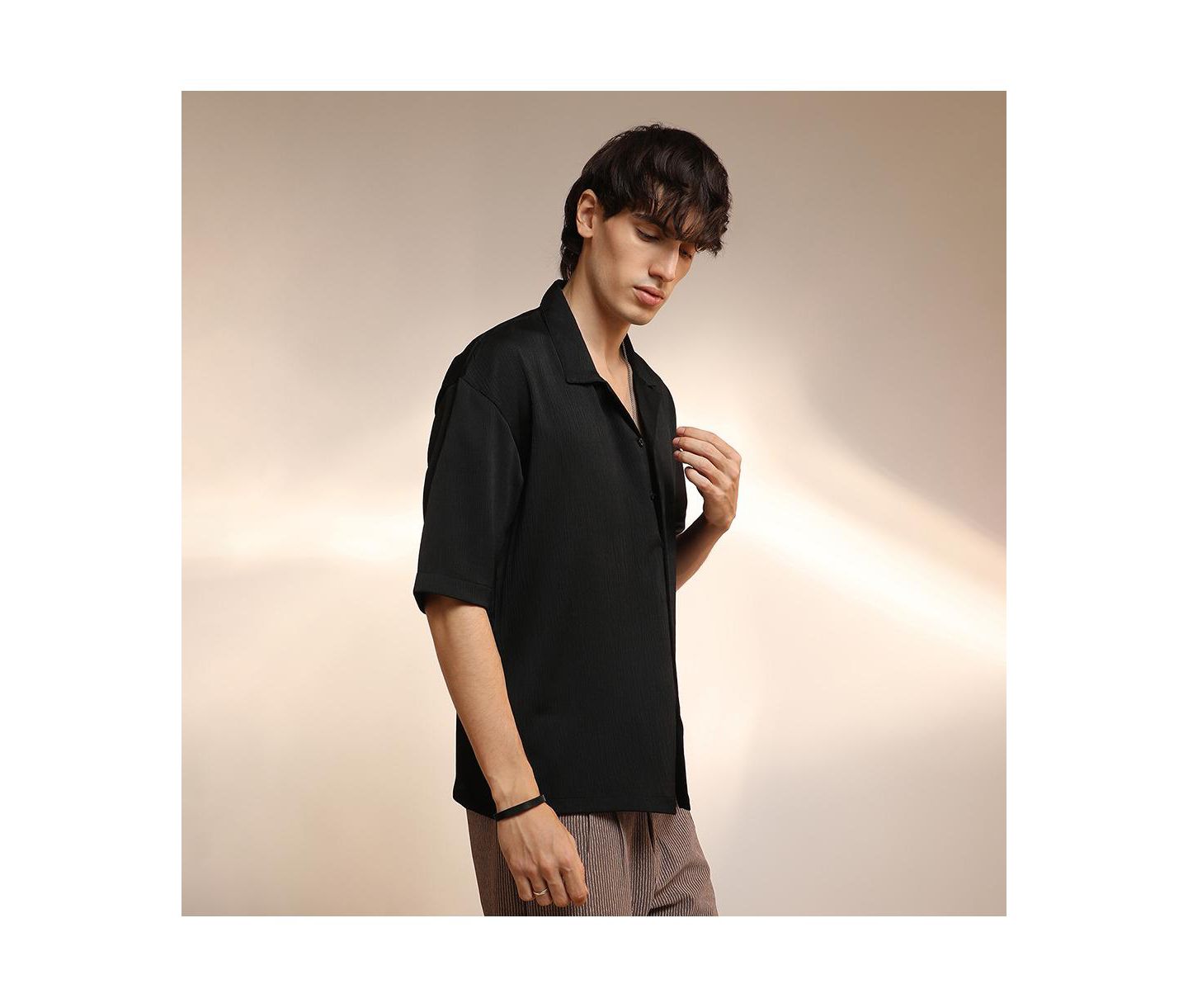 Мужская рубашка Cahoot Campus Sutra Onyx Black Solid Crinkle Oversized, цвет: Чёрный — фото 4