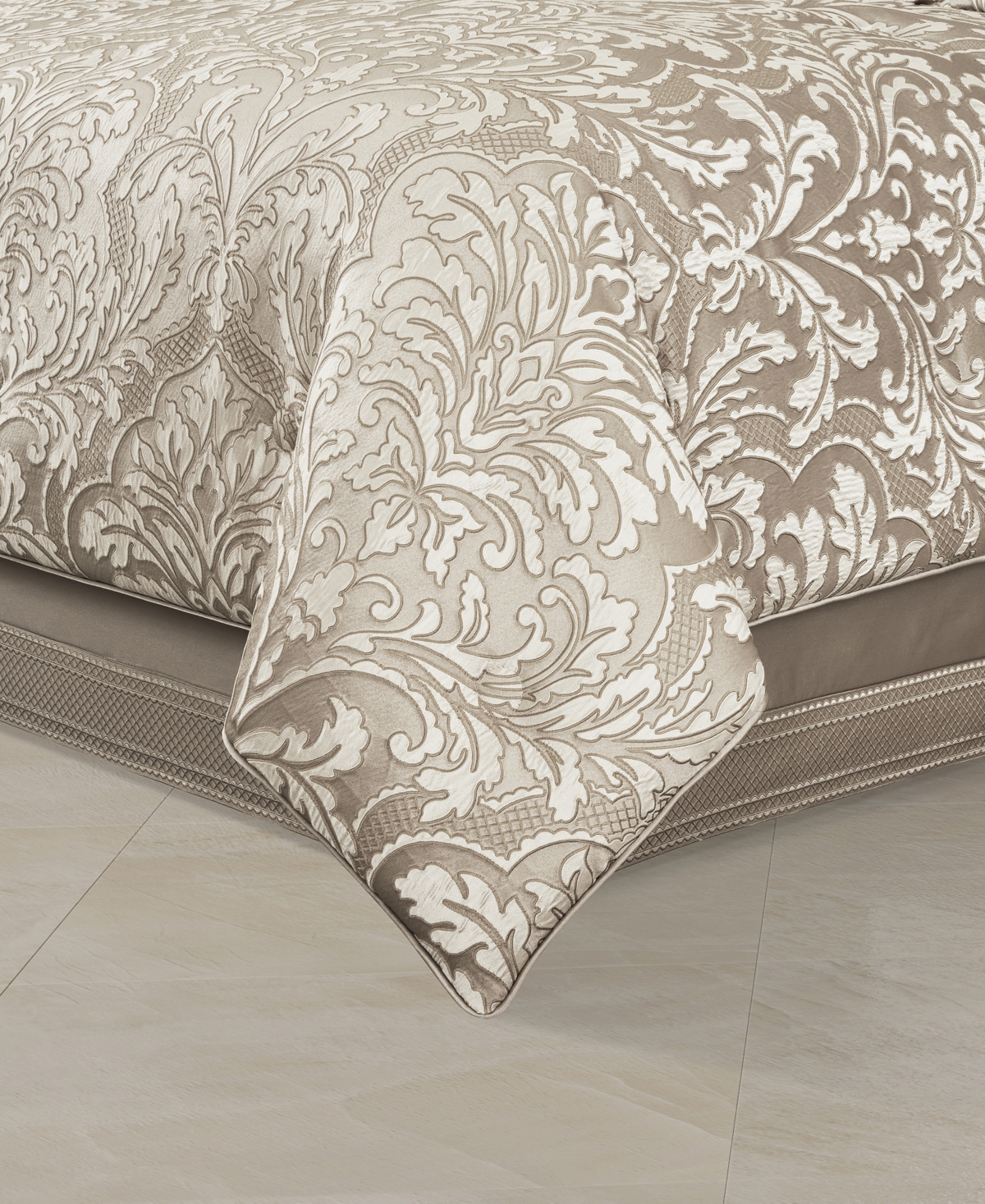 J Queen New York Brunello 4-pc. Comforter Set, King In Brown