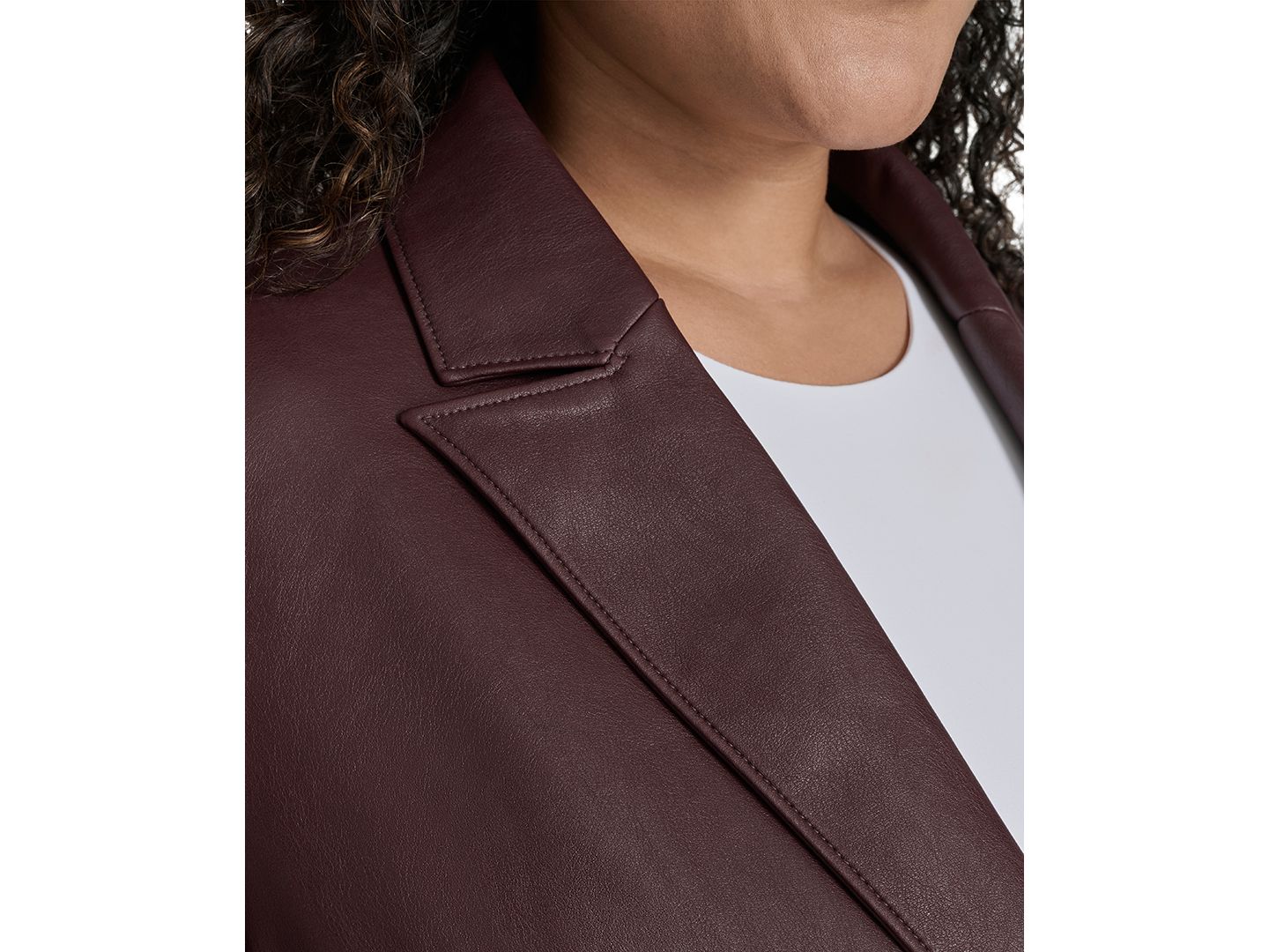 Женский пиджак Levi's Plus Size Faux-Leather Peak-Lapel Blazer, цвет: Тёмно-бордовый — фото 4
