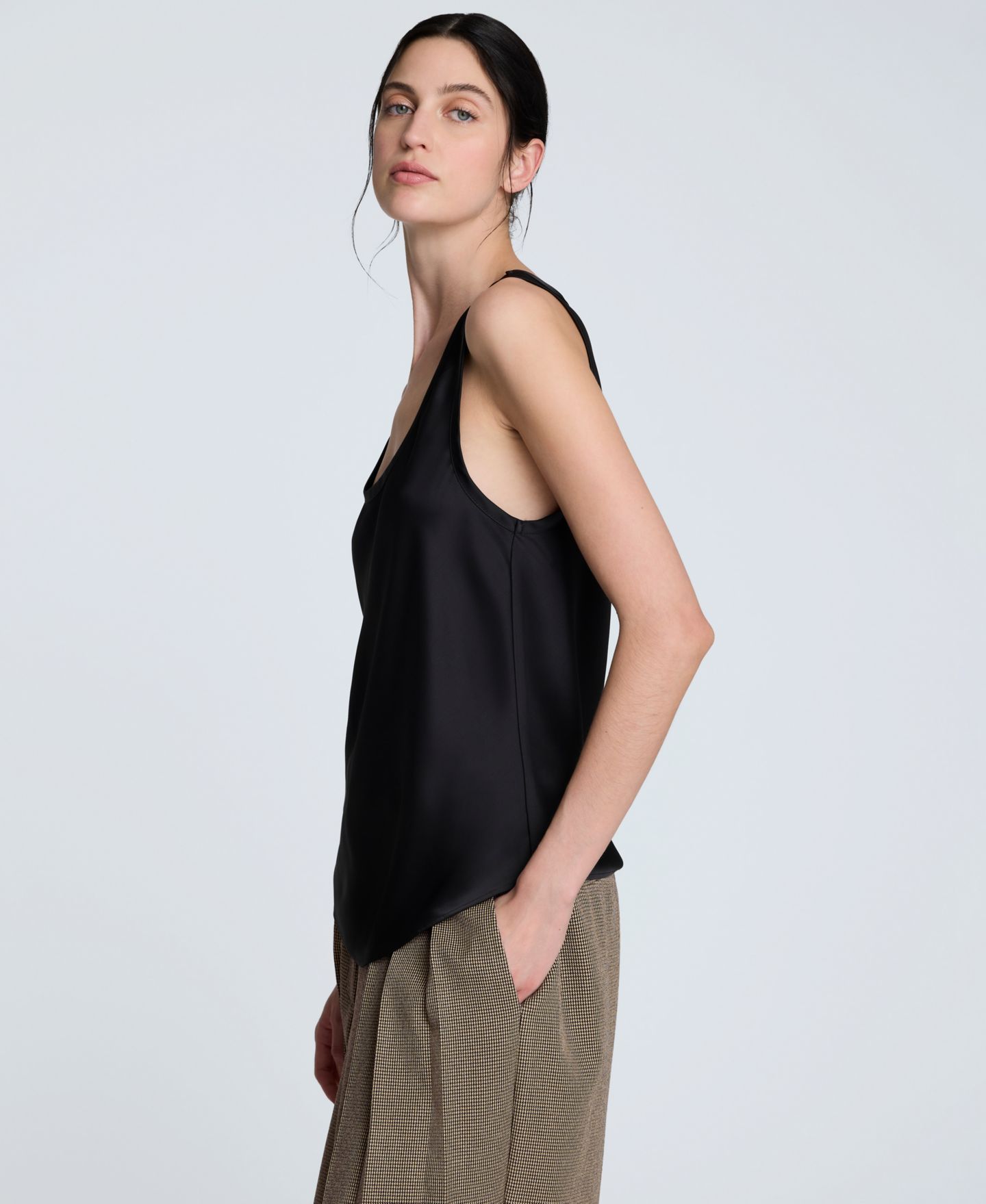 Женский топ Kenneth Cole Satin Scoop Neck Sleeveless Top, цвет: Чёрный — фото 3