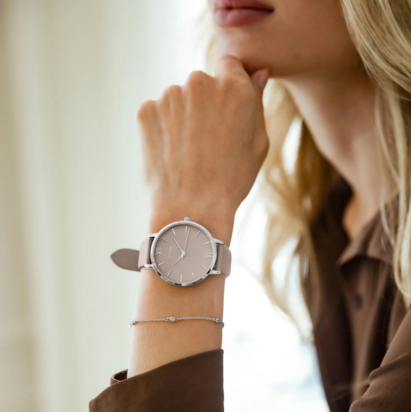 Женские часы Vincero Eros Watch Stainless Steel with Mineral Crystal Glass, цвет: Серебряный серо-коричневый — фото 2