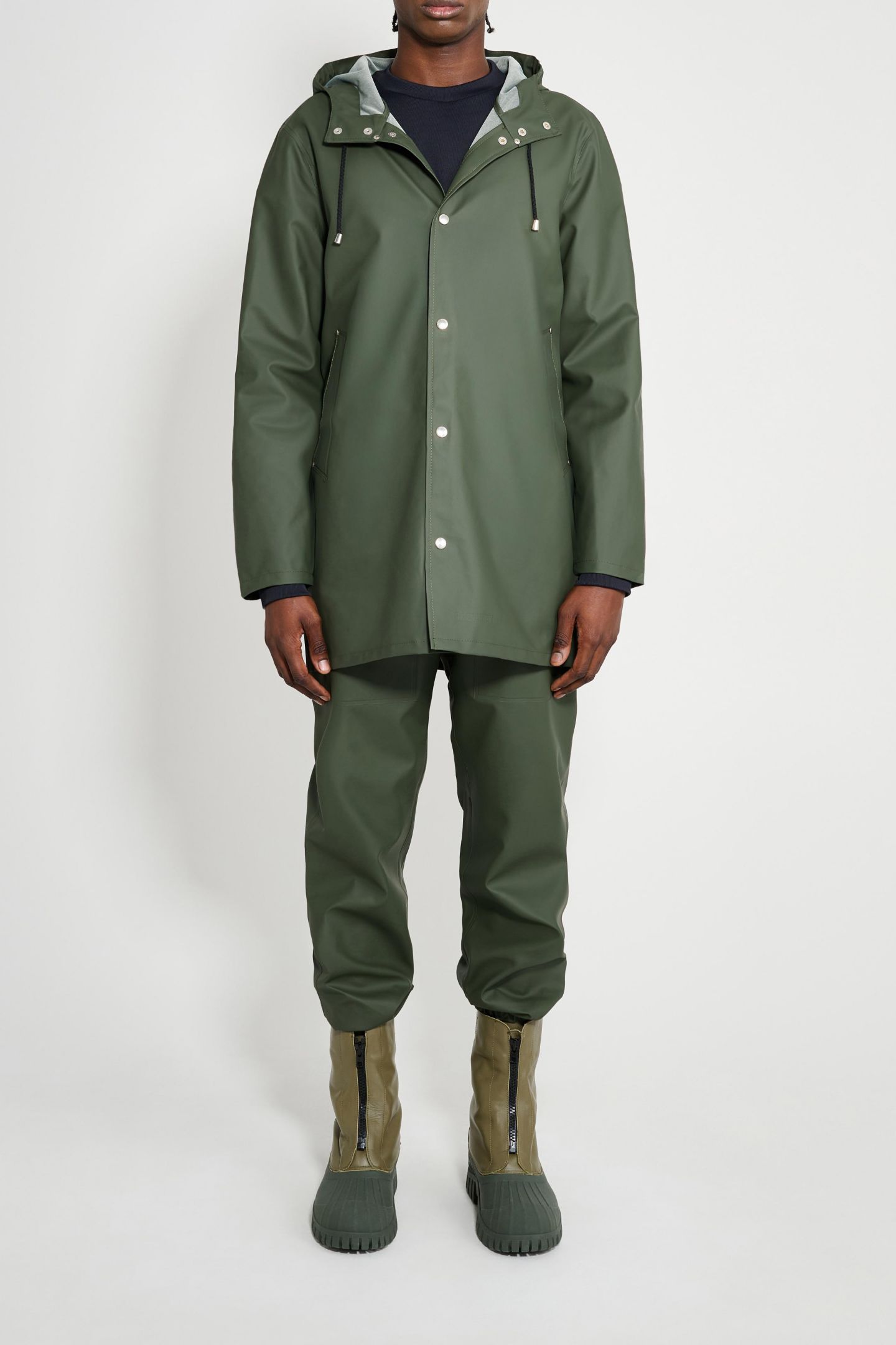 Женские куртки Stutterheim Stockholm Lightweight Raincoat, цвет: Зелёный — фото 5