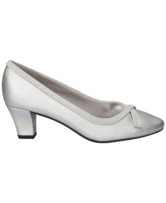 Women's Kata Round-Toe Slip-On Pumps
