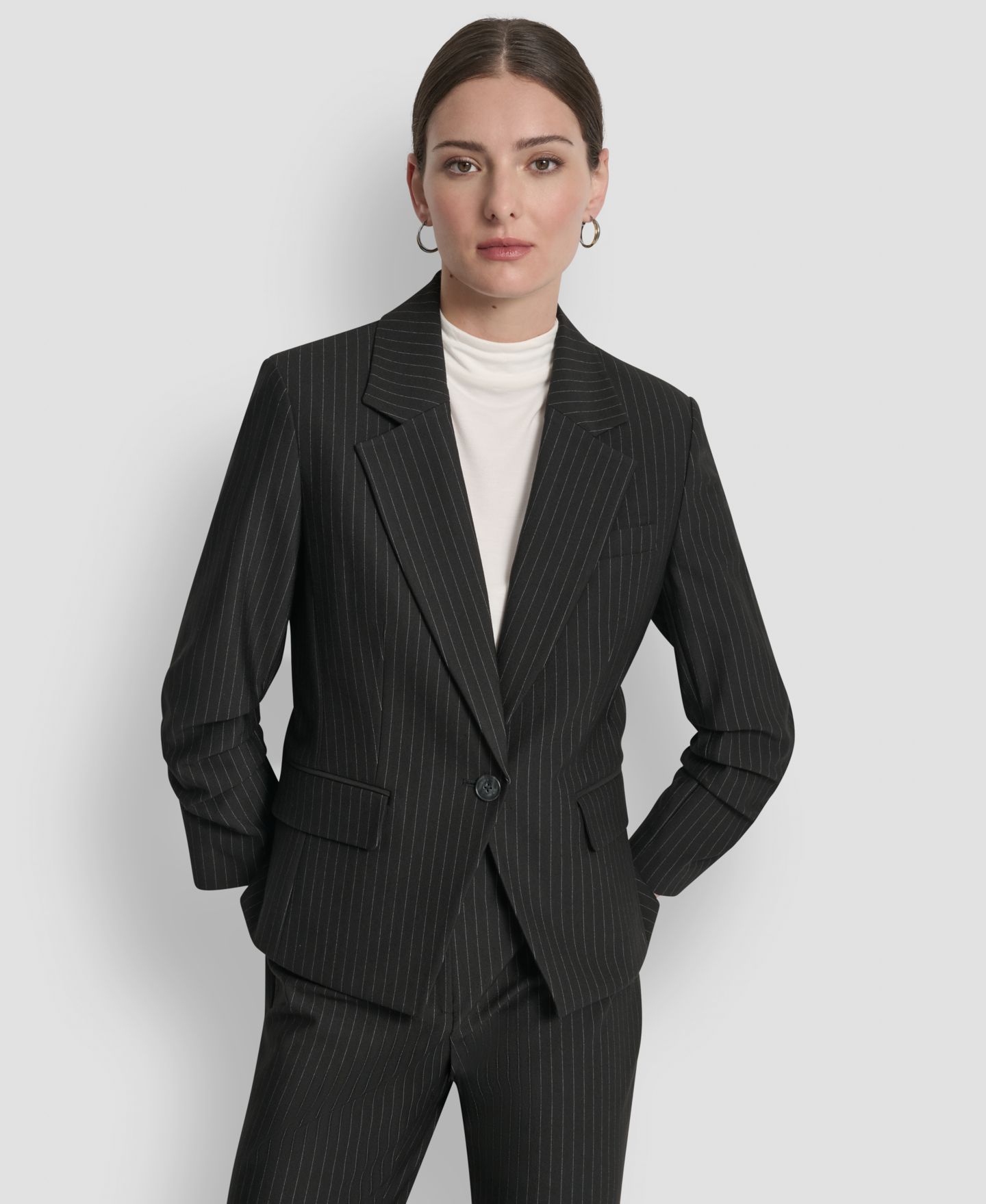 Женский пиджак DKNY Pinstripe Ruched-Sleeve One-Button Blazer, цвет: Чёрный — фото 1