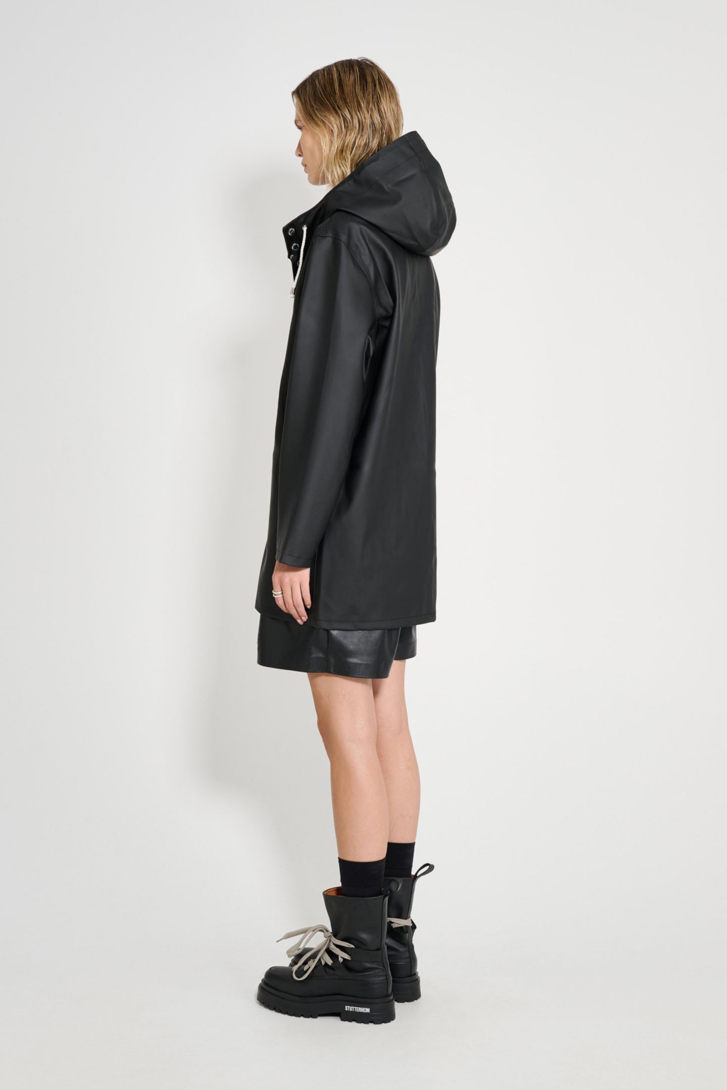 Женские куртки Stutterheim Stockholm Long Sleeve Hooded Raincoat, цвет: Чёрный — фото 5