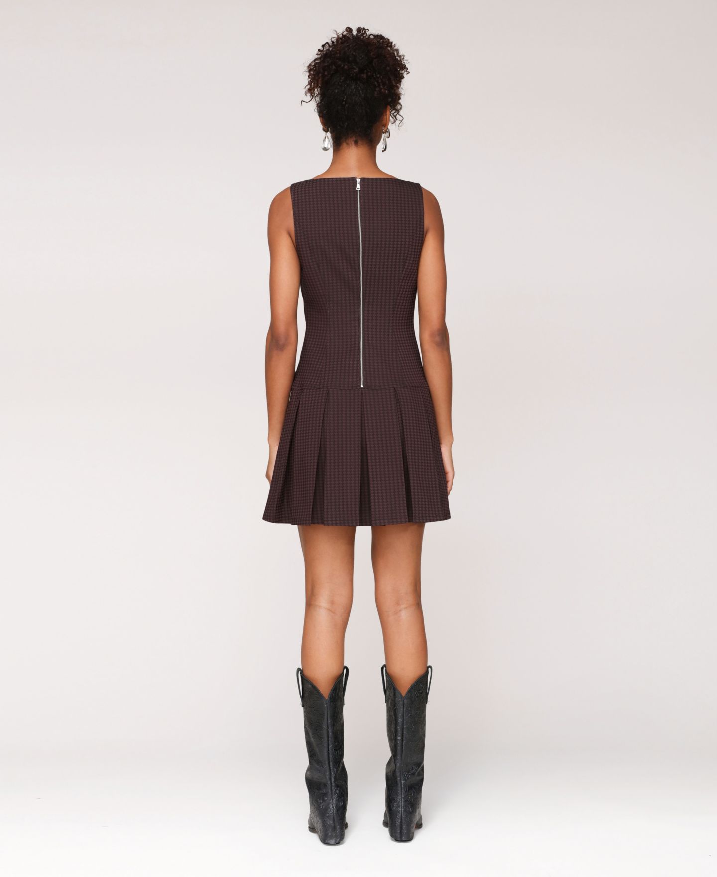 Женское платье Avec Les Filles Boat-Neck Sleeveless Short Fit & Flare, цвет: Чёрный / Коричневый клетчатый — фото 9