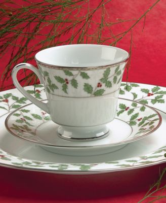 Holly & Berry Gold 40-Piece Dinnerware Set, Service For 8