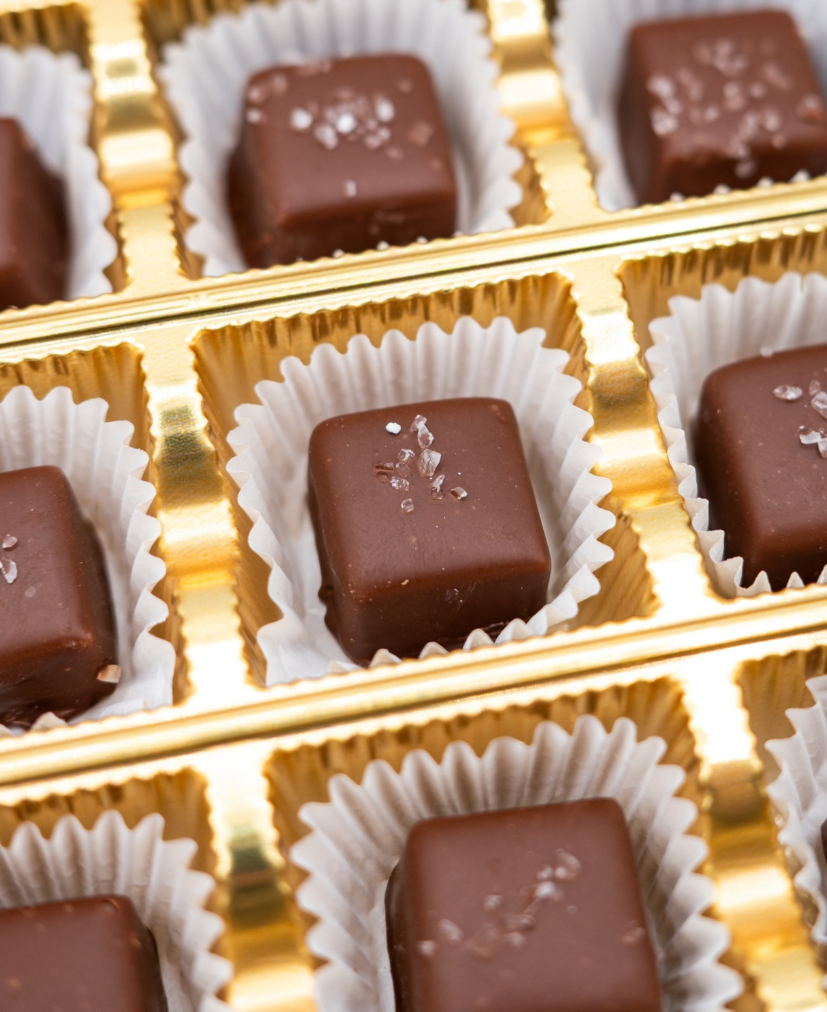 Bixby Chocolate Sea Salted Caramel Gift Box Dark & Milk Chocolate, 18 Pieces In Transparent