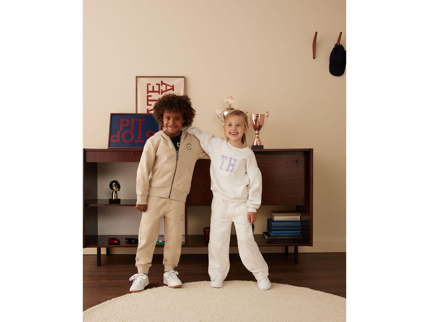 Брюки Tommy Hilfiger Essential Soft Fleece Joggers для мальчиков, цвет: Hummus — фото 1