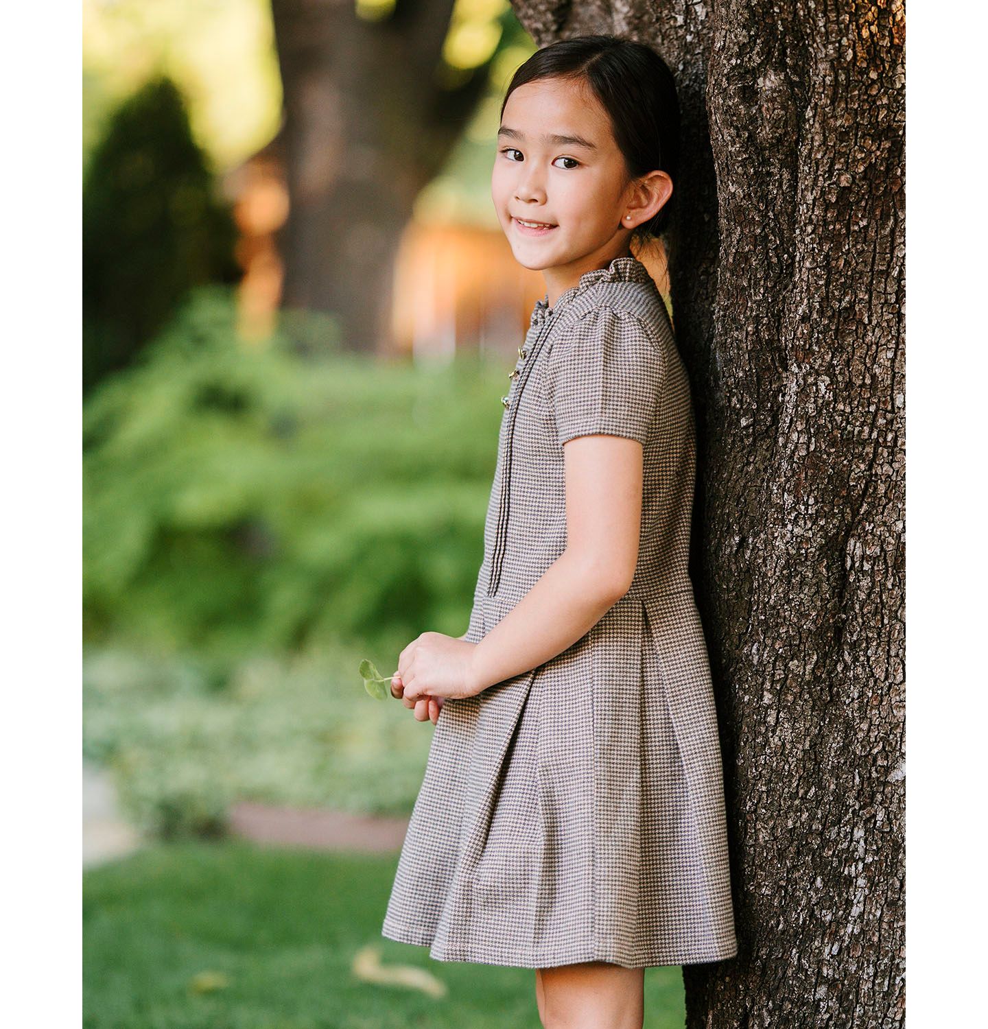 Платье Hope & Henry Organic Ruffle Collar Pintuck Drop Waist Dress для девочек-малышей, цвет: Верблюжая гусиная лапка — фото 2