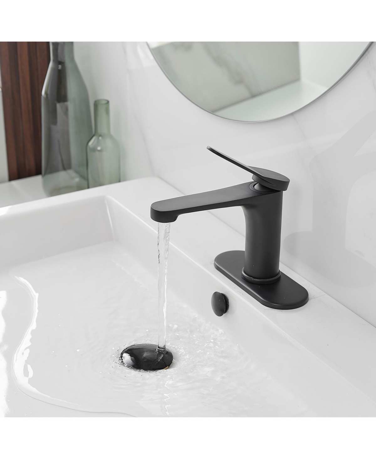 Single Hole Single-Handle Bathroom Faucet in Matte Black