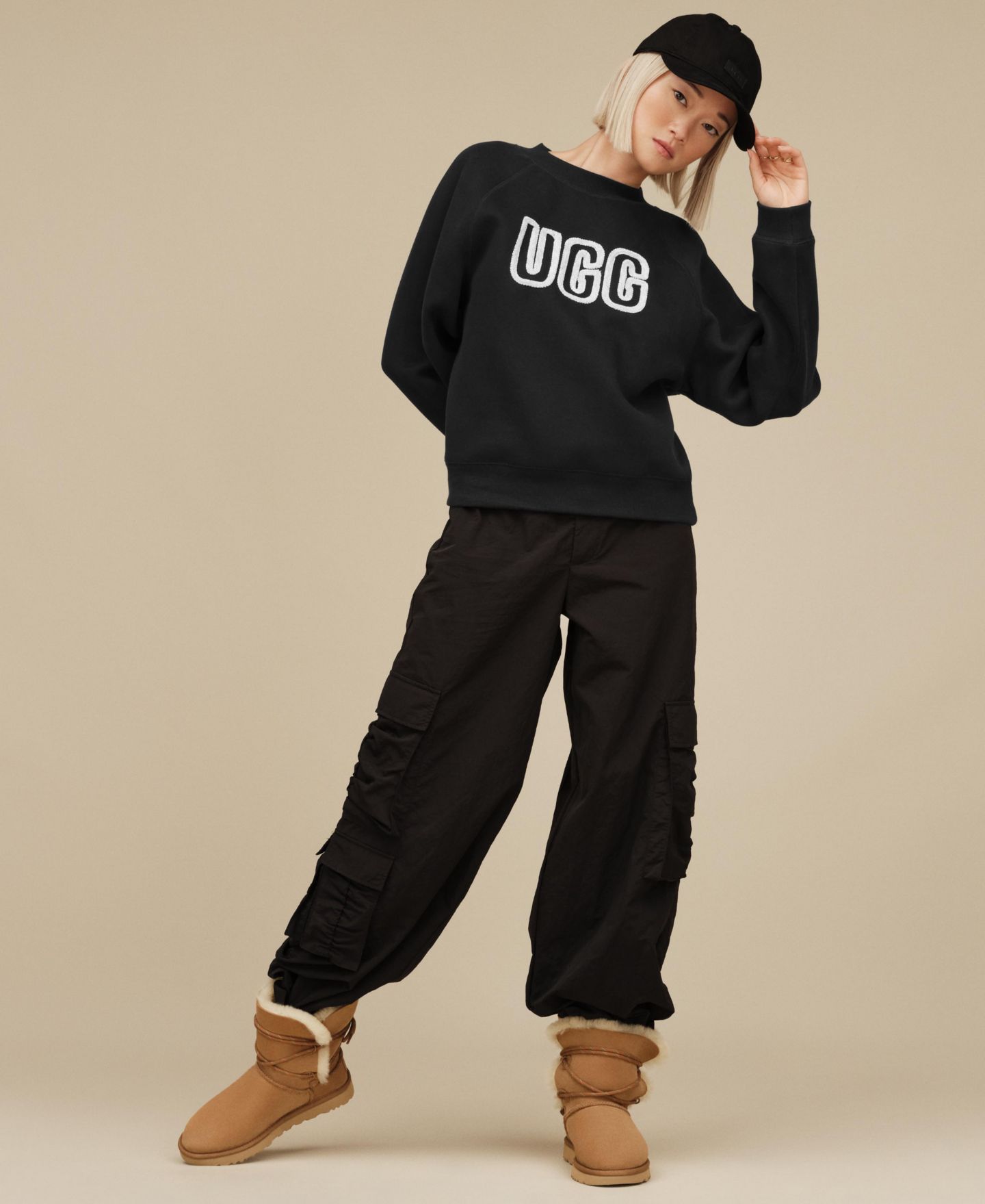 Женский свитшот UGG® Logo Crewneck, цвет: Чёрный — фото 1