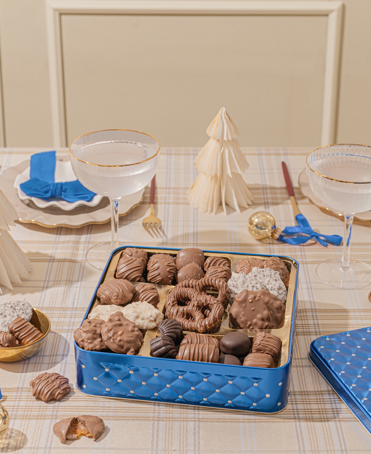 Bonnie & Pop Holiday Chocolate Gift Tin, 28 Pieces