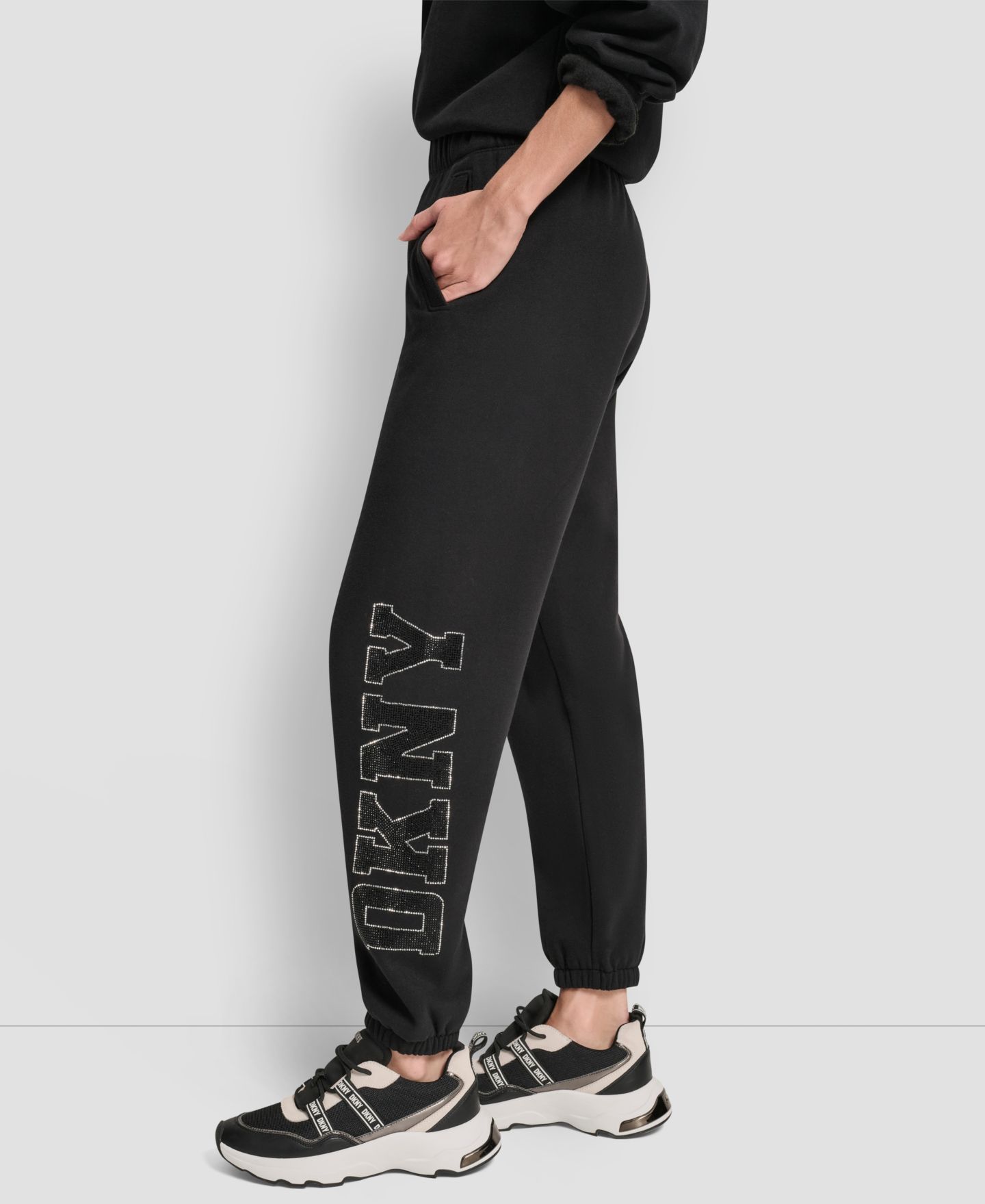Женские брюки DKNY Exploded Rhinestone Varsity Logo High Rise Relaxed Jogger, цвет: Чёрный — фото 4