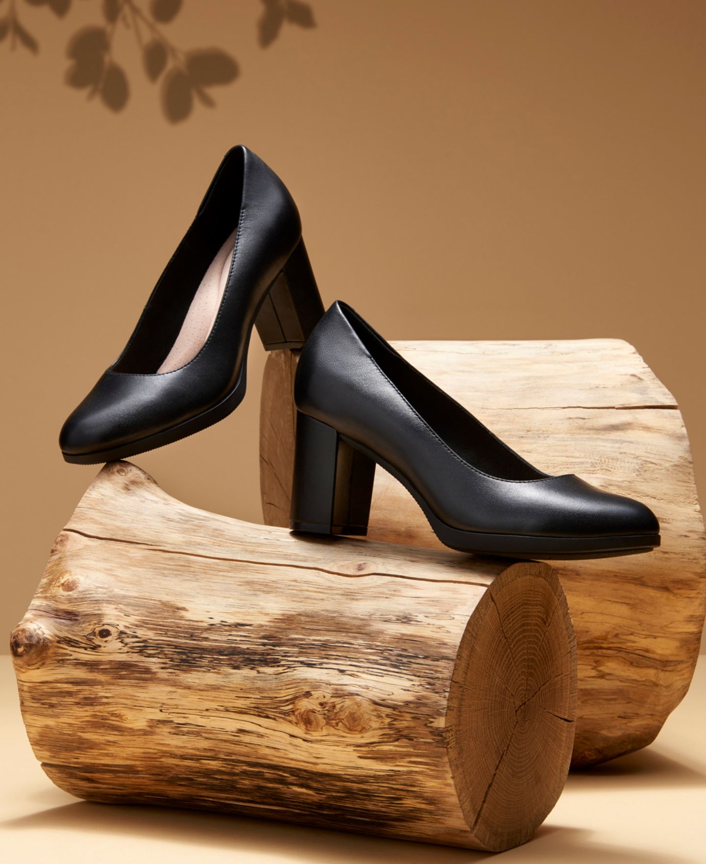 Женские туфли Clarks Bayla Skip Slip-On Platform Dress Pumps, цвет: Чёрный кожаный — фото 6