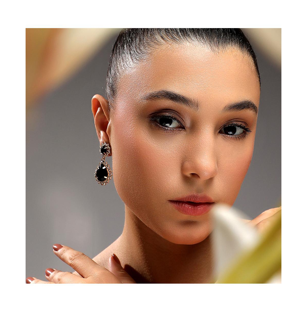 Sohi Women's Regal Drop Earrings