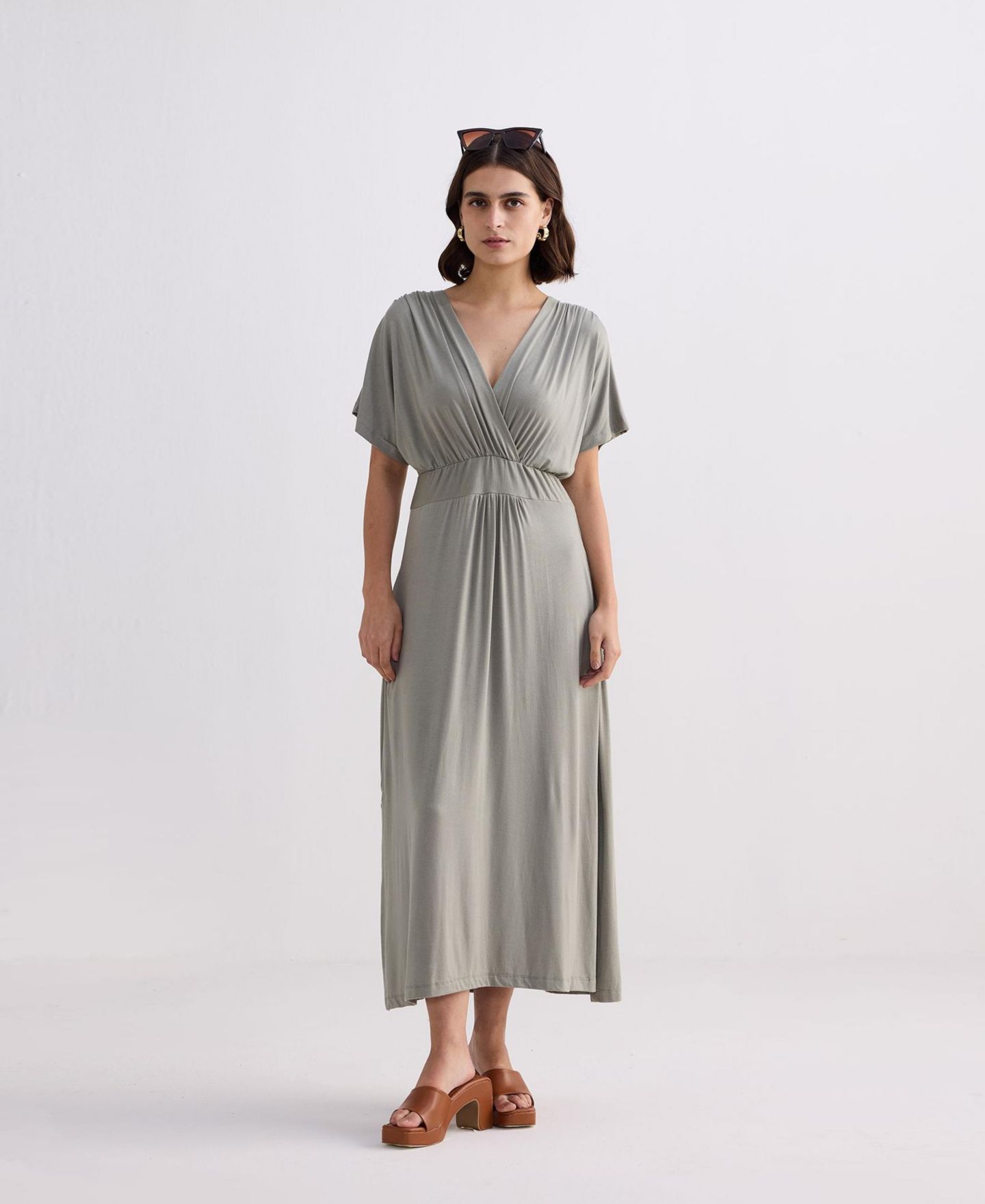 Женское платье Reistor FLowy A-Line Maxi Dress with Side Slits in Light Olive, цвет: Зелёный — фото 1
