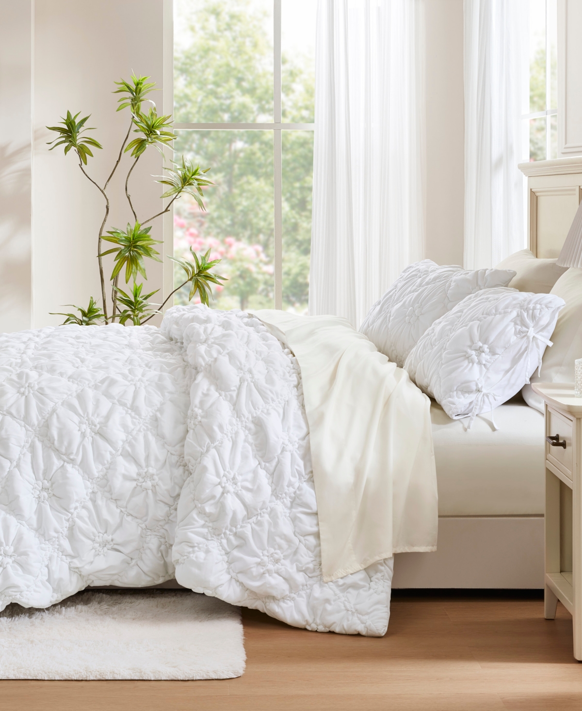 Intelligent Design Lily Floral 3-pc. Comforter Set, King In White