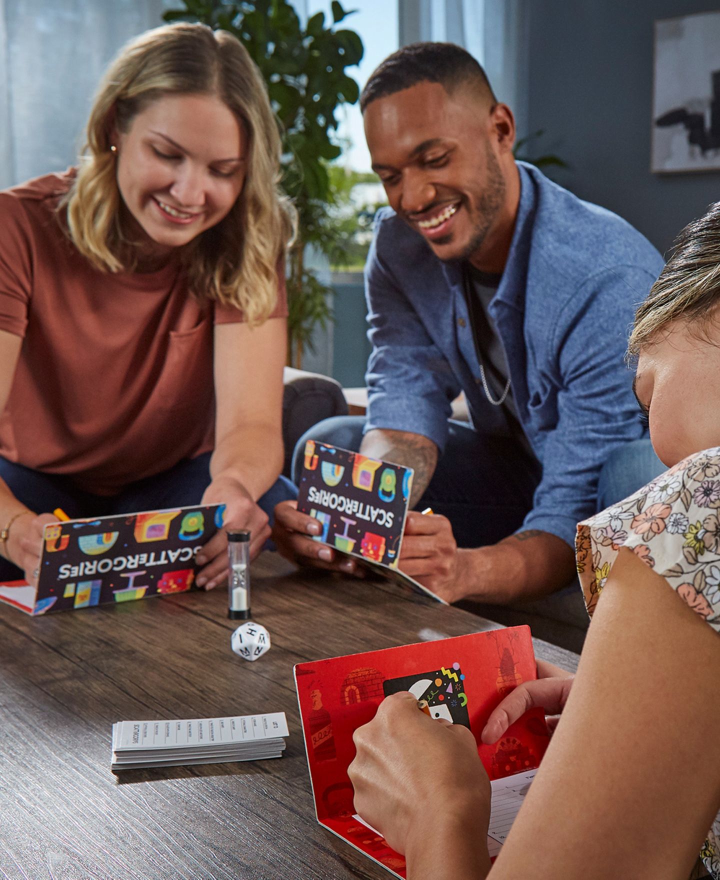 Детская настольная игра Hasbro Classic Scattergories Board Game, Ages 13+ — фото 8