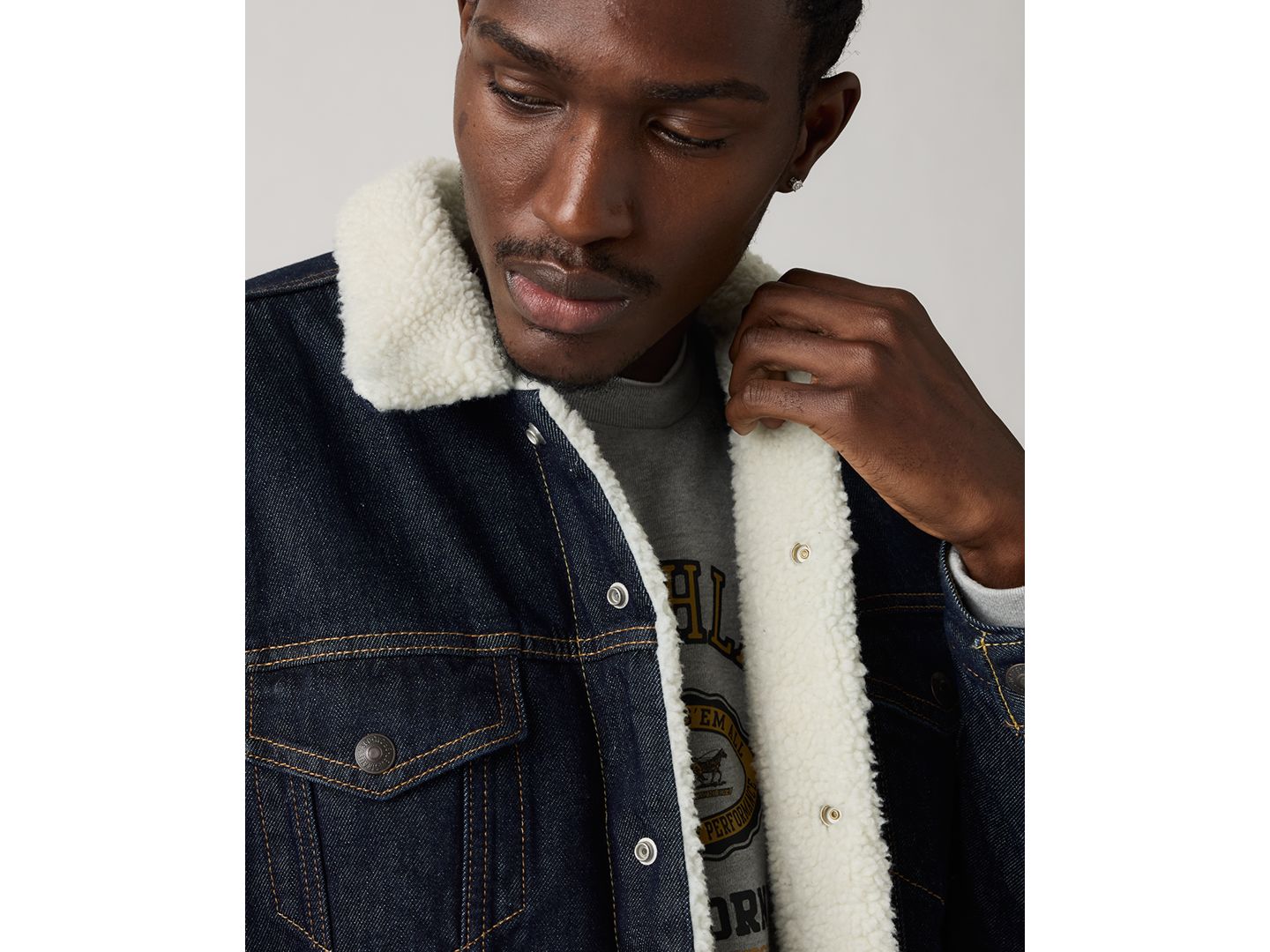 Мужская куртка Levi's Regular Fit Sherpa Denim Trucker, цвет: Тёмная варка джинсовый — фото 2