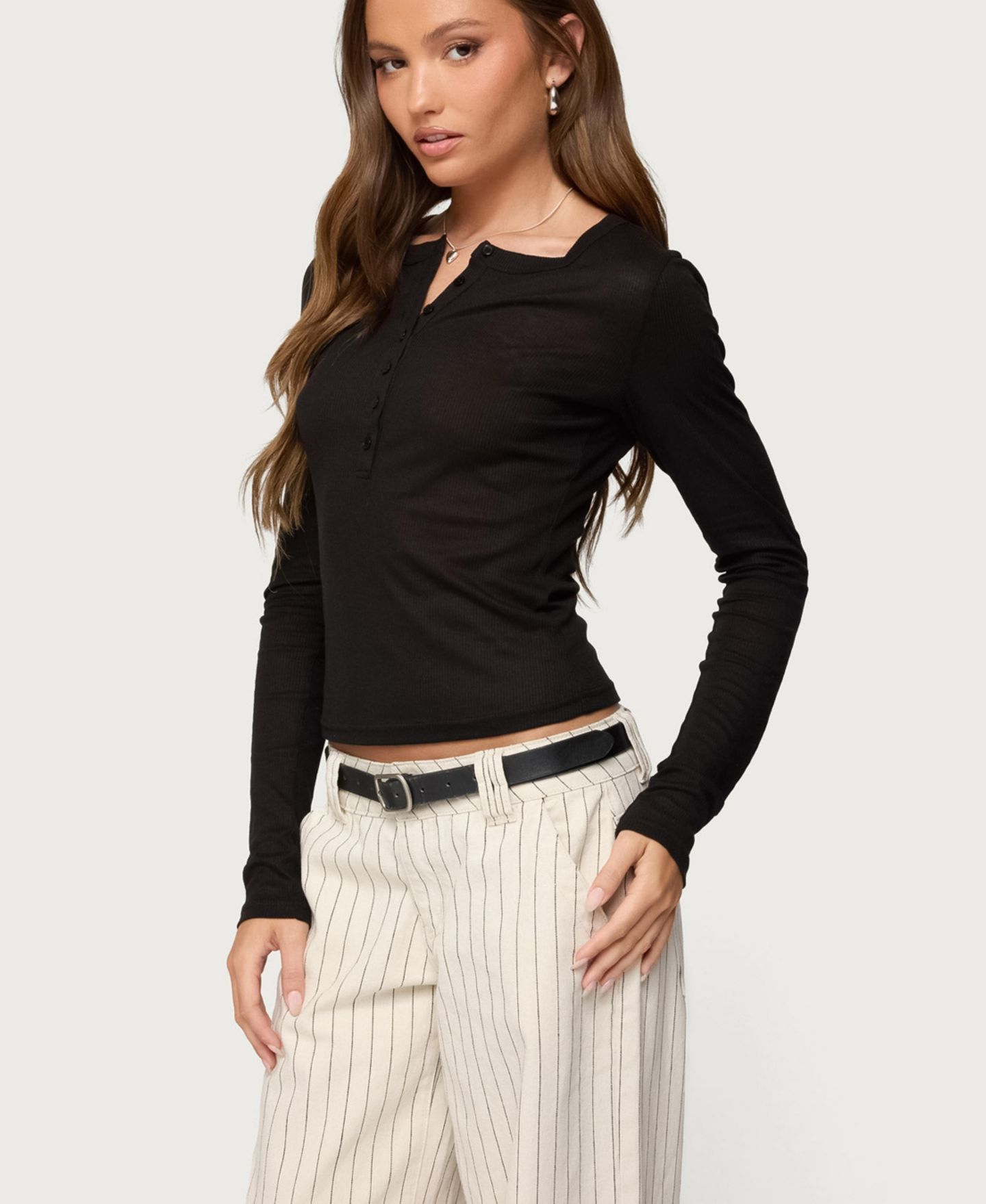 Женский топ Edikted Nettie Ribbed Henley, цвет: Чёрный — фото 4