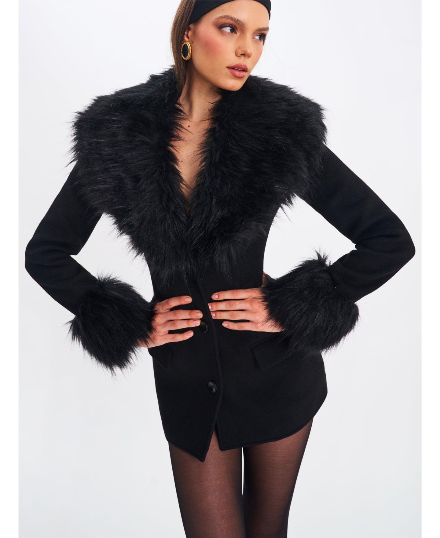 Женское пальто Miss Circle Hailee Black Single Breasted Wool Blend Mini Coat with Removable Fur Lapel — фото 5