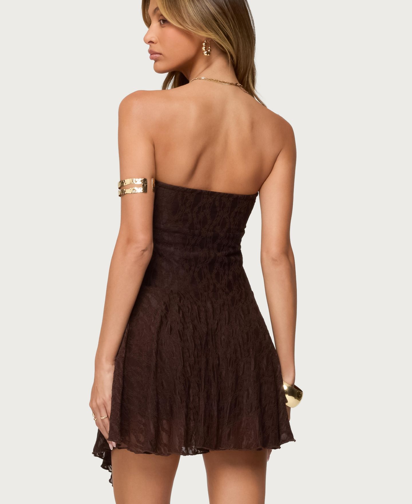 Женское платье Edikted Elaia Asymmetric Strapless Lace Mini, цвет: Коричневый — фото 2