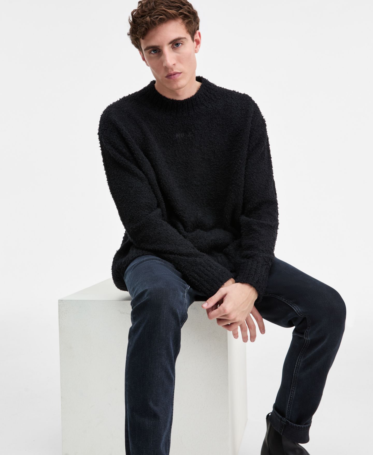 Мужской свитер Hugo Boss Sanou Logo Crewneck Long-Sleeve Sweater, цвет: Чёрный — фото 2