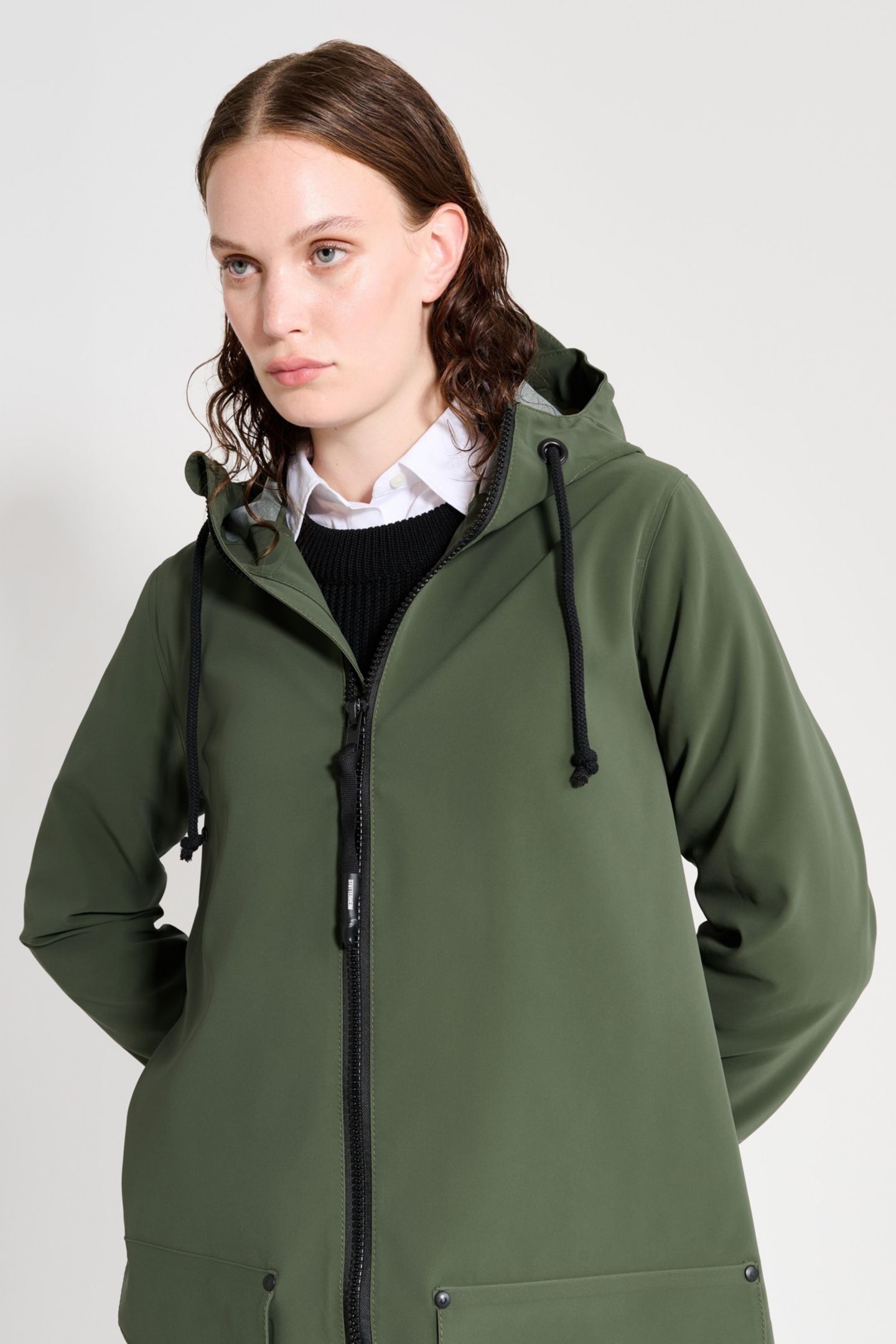 Женские куртки Stutterheim Mosebacke Patch Raincoat, цвет: Зелёный — фото 4