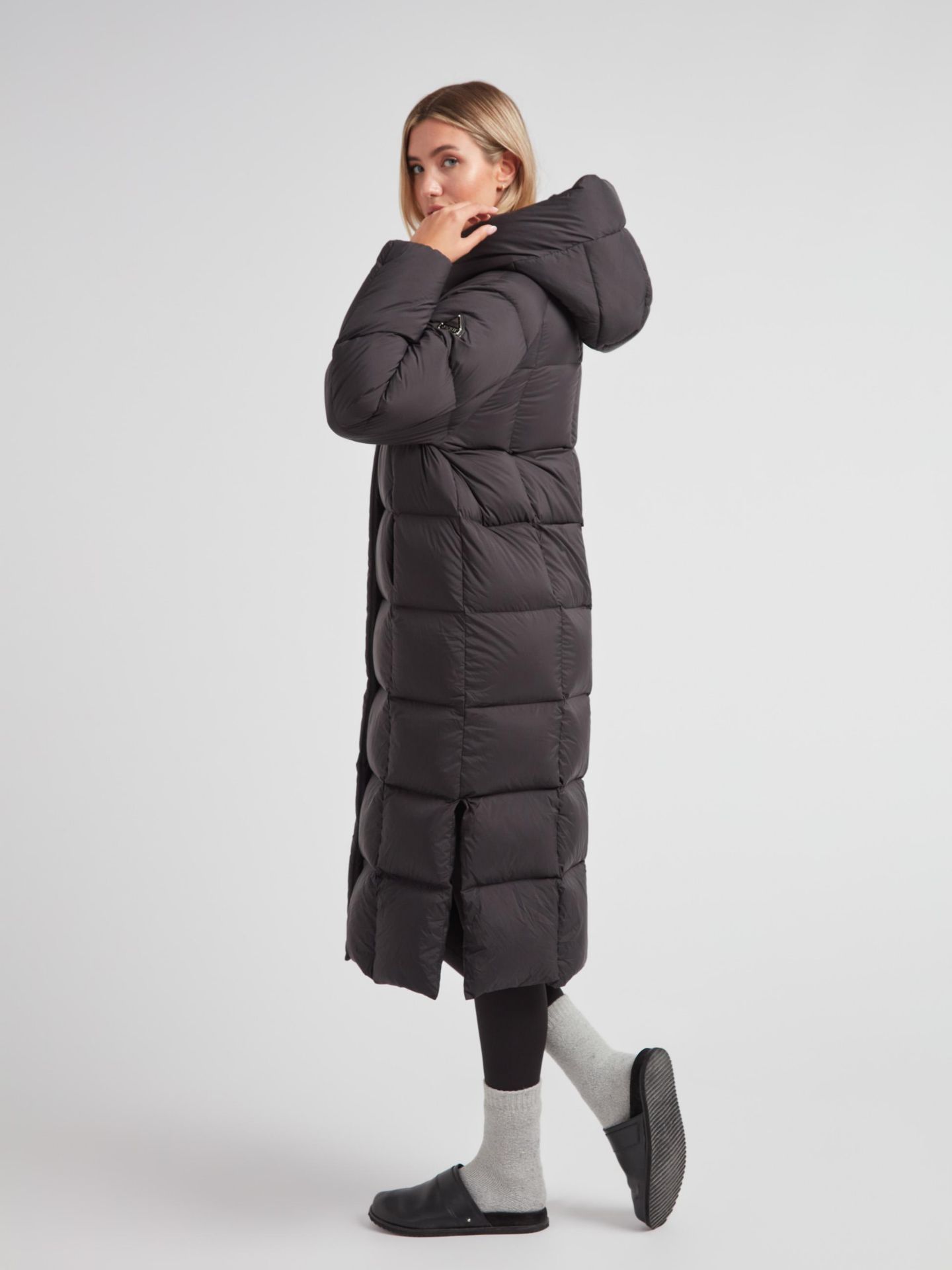 Женская куртка JACK1T Cloud Ultra Long Puffer Down Coat, цвет: Чёрный / Серо-бежевый — фото 6