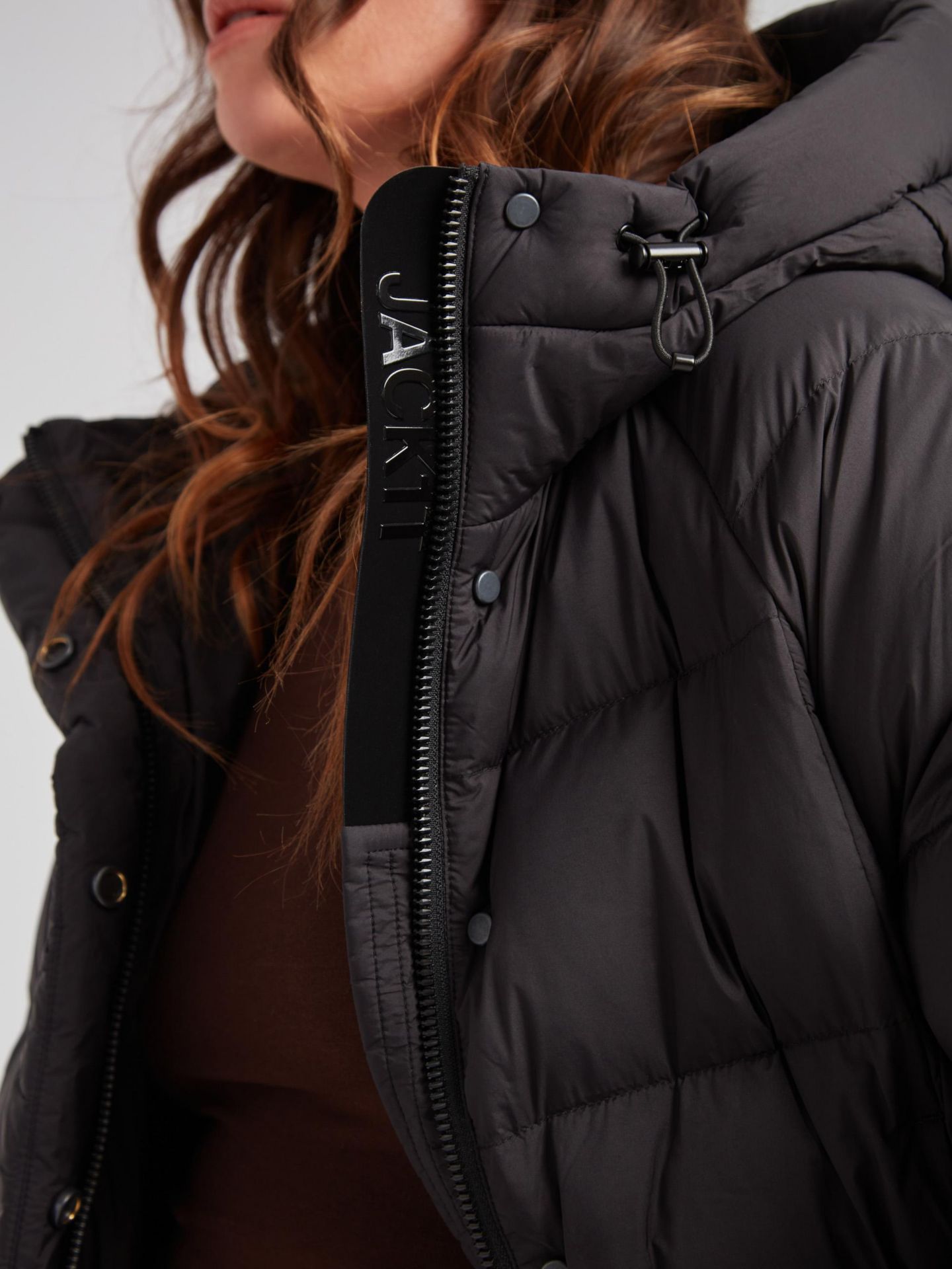 Женская куртка JACK1T Cloud Cropped Hooded Puffer, цвет: Чёрный / Серо-бежевый — фото 6