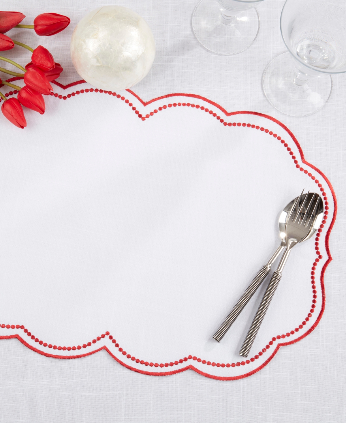 Saro Lifestyle Embroidered Polka Dot Placemat With Scallop Edge, Set Of 4 In Red