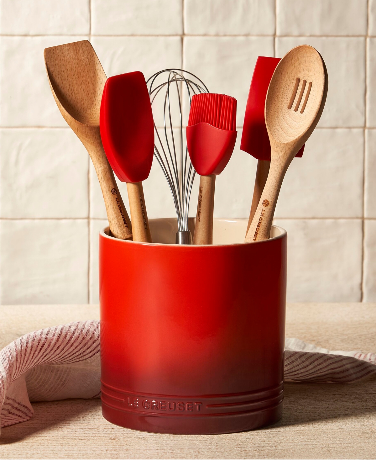 Le Creuset Signature 2.7-quart Utensil Crock In Red