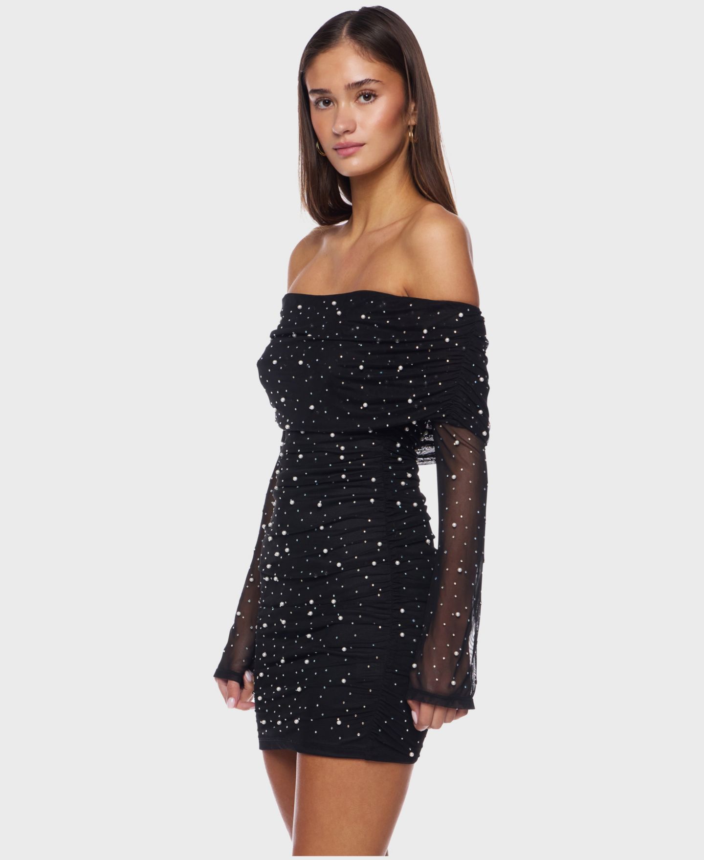 Женское платье B Darlin Juniors Off-the-Shoulder Short Dress with Long Sleeves and Pearl Detail, цвет: Чёрный / Белый — фото 3