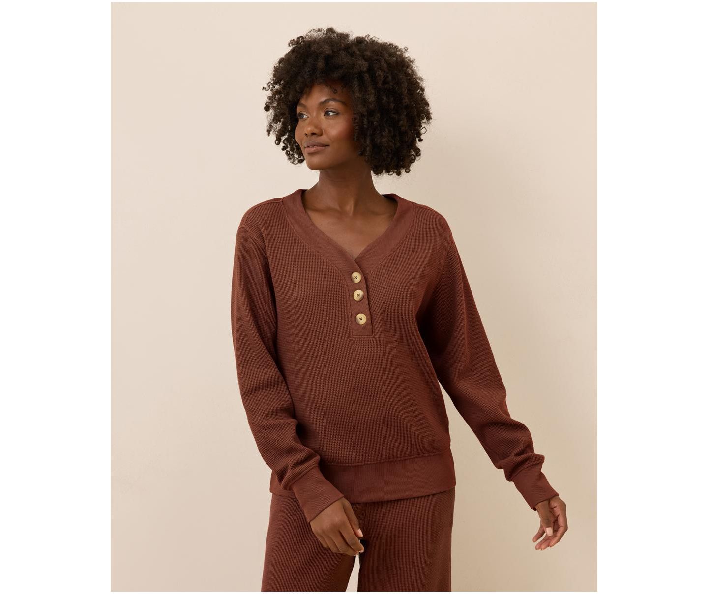 Женский свитер Pact Thermal Waffle Henley Pullover, цвет: Красное дерево коричневый — фото 1
