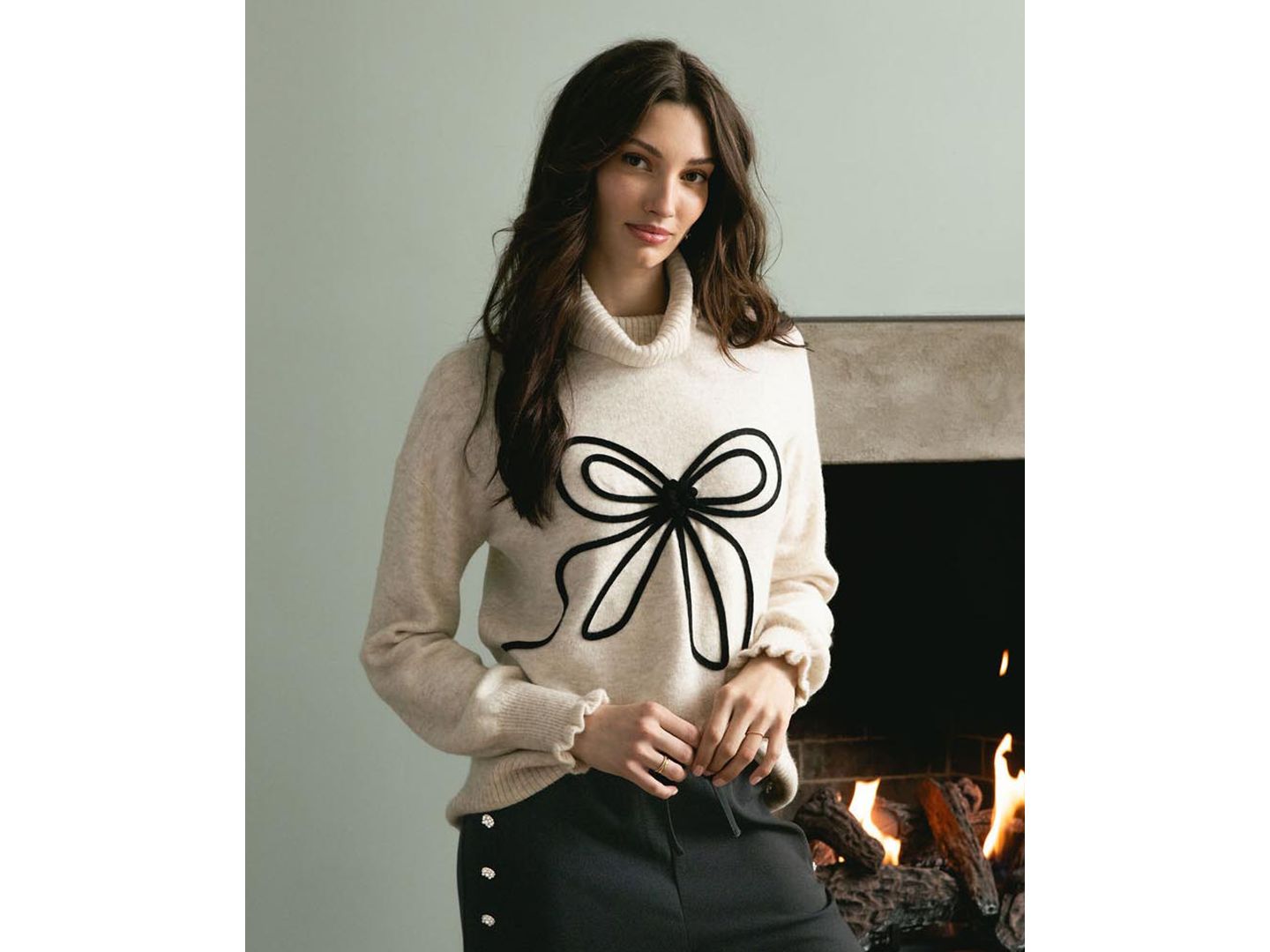 Женский свитер CeCe Embroidered Ribbon Turtleneck, цвет: Яркий вишнёвый — фото 4