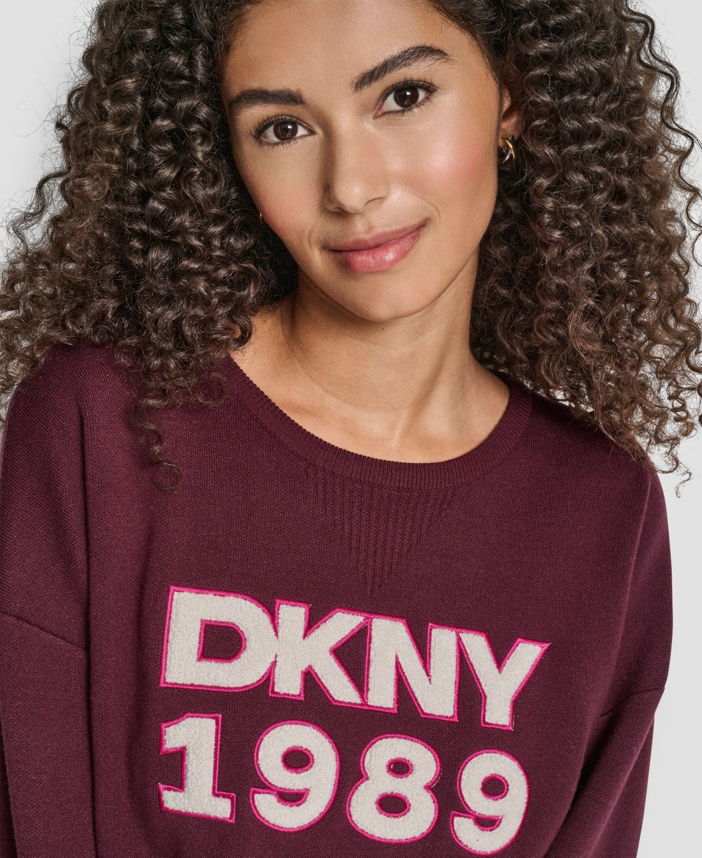 Женский свитер DKNY Textured Logo Crewneck, цвет: Syrah — фото 4
