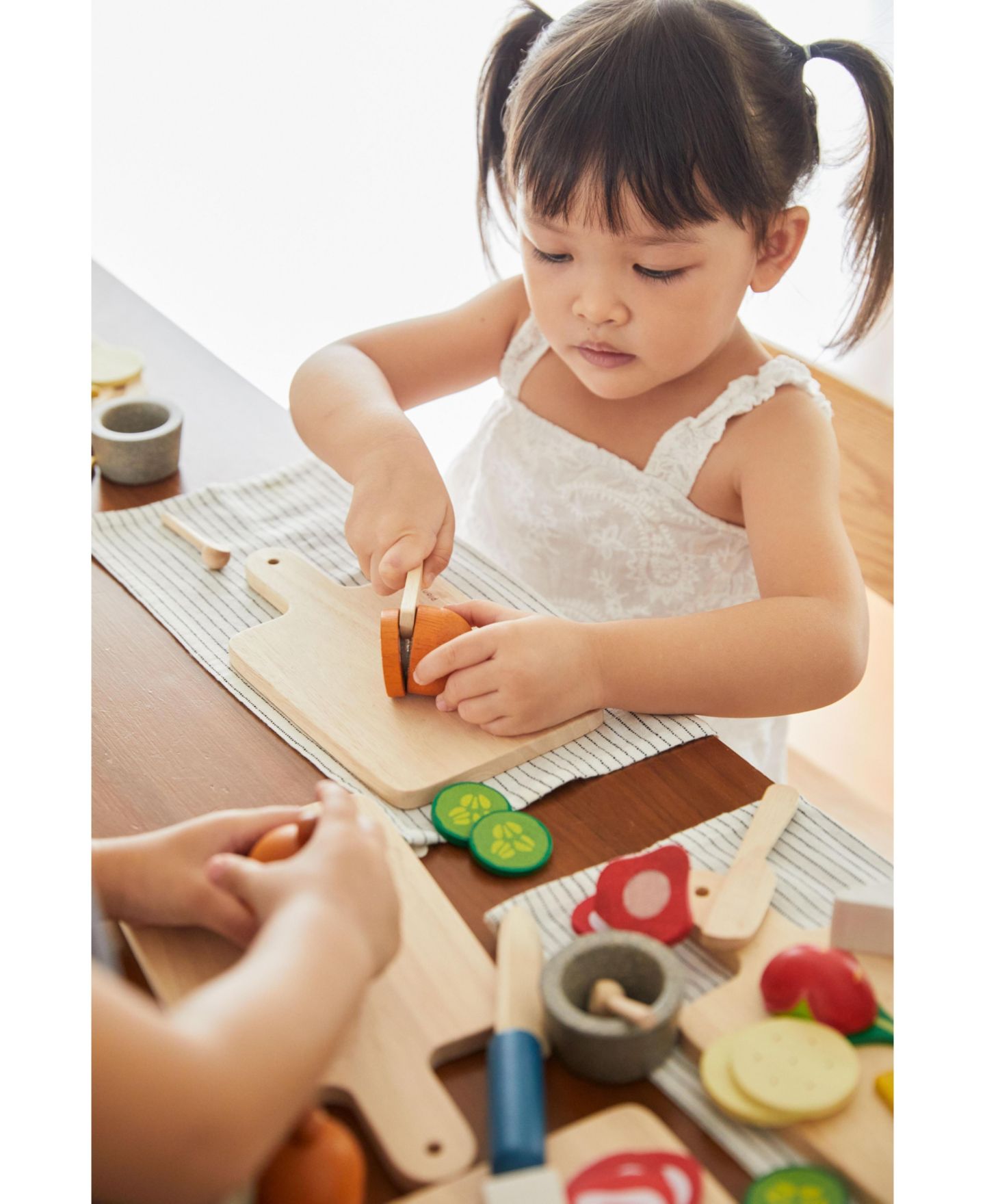 Детские игрушки PlanToys Charcuterie Board 11-Piece Set Cheese Board, Ages 2+ — фото 6