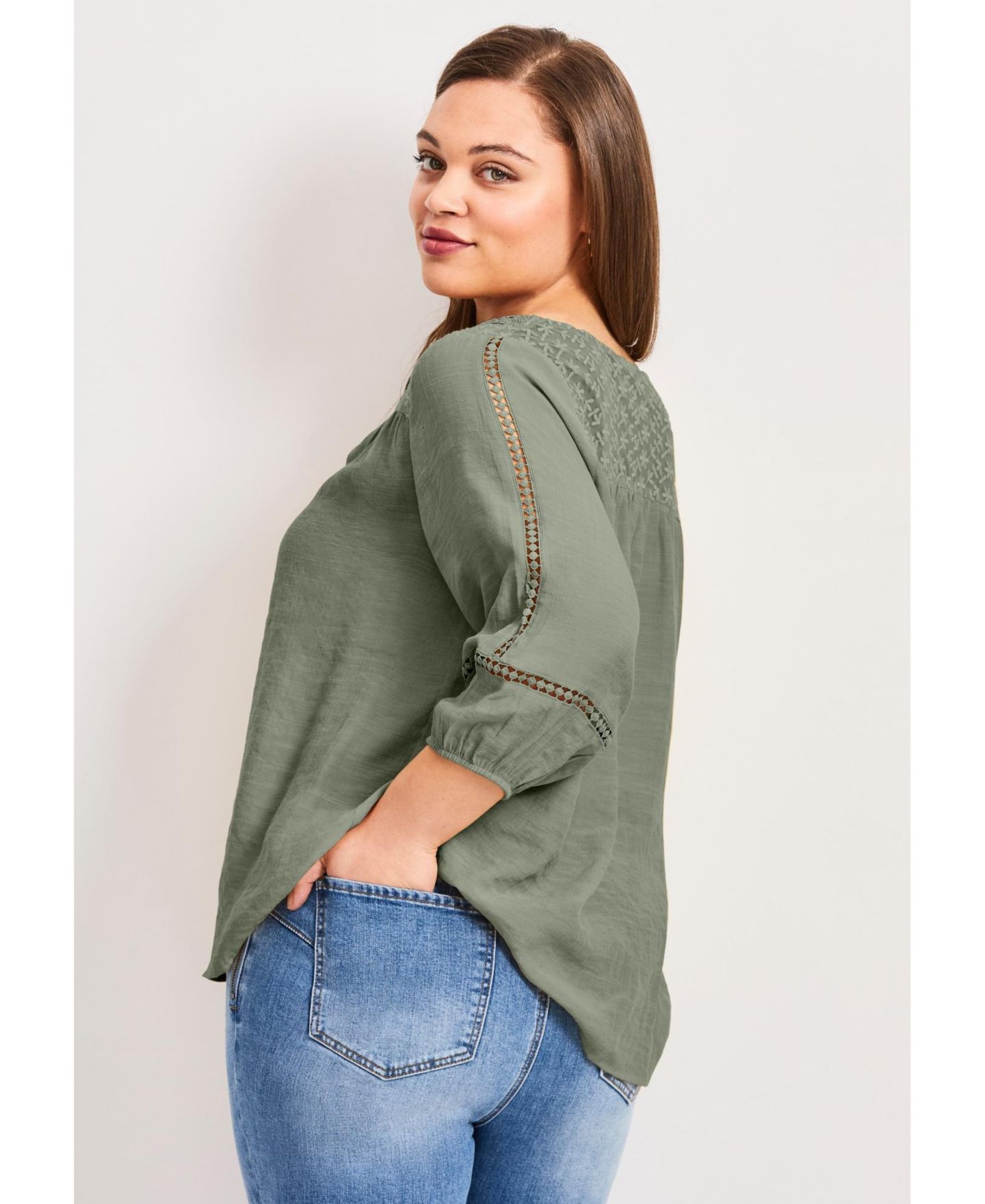 Женская блузка Avenue Plus Size Embroidered Lace Detail Peasant, цвет: Чёрный — фото 2