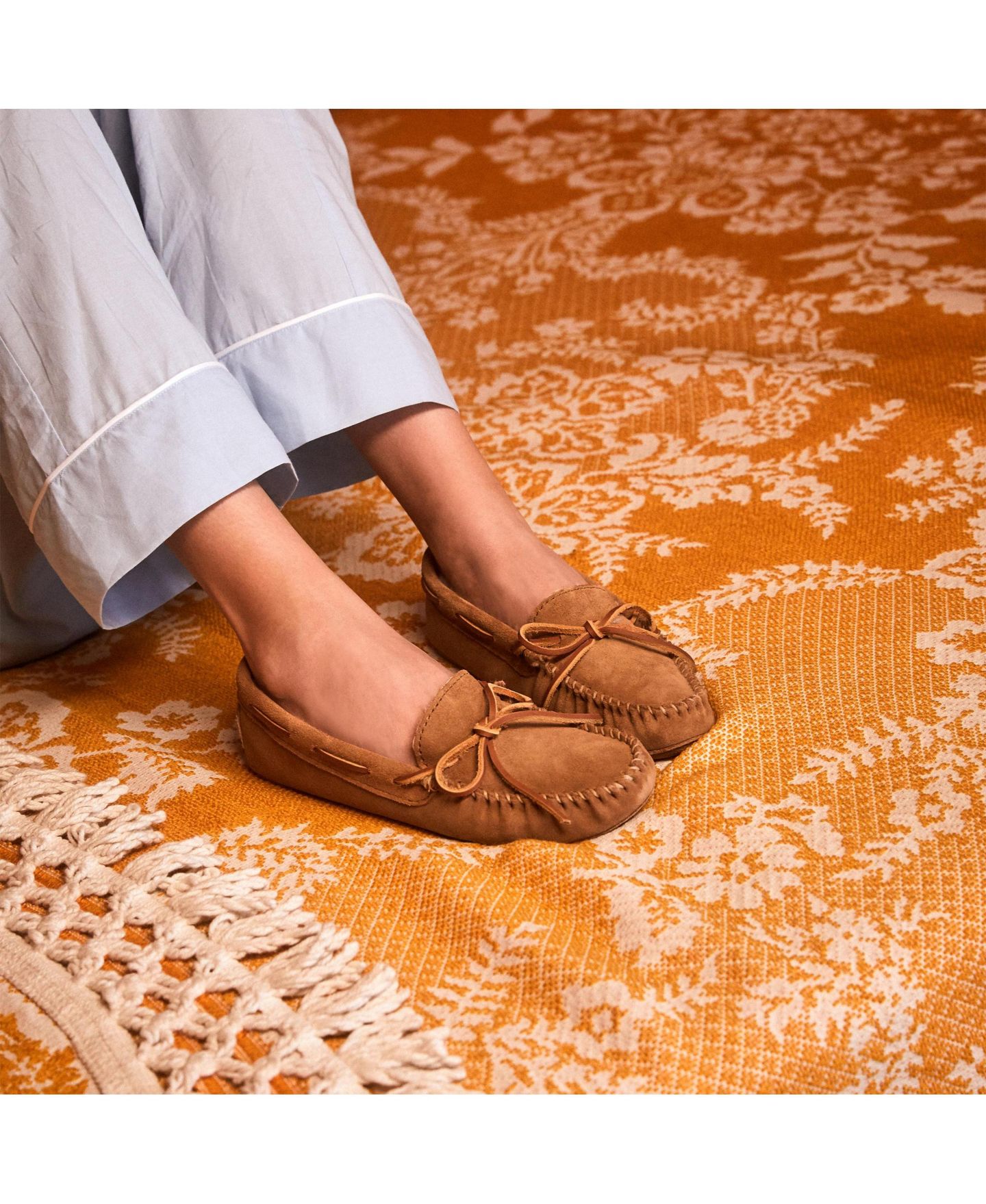 Женские тапочки Minnetonka Sheepskin Softsole Moccasin Slippers, цвет: Рыжевато-коричневый — фото 5