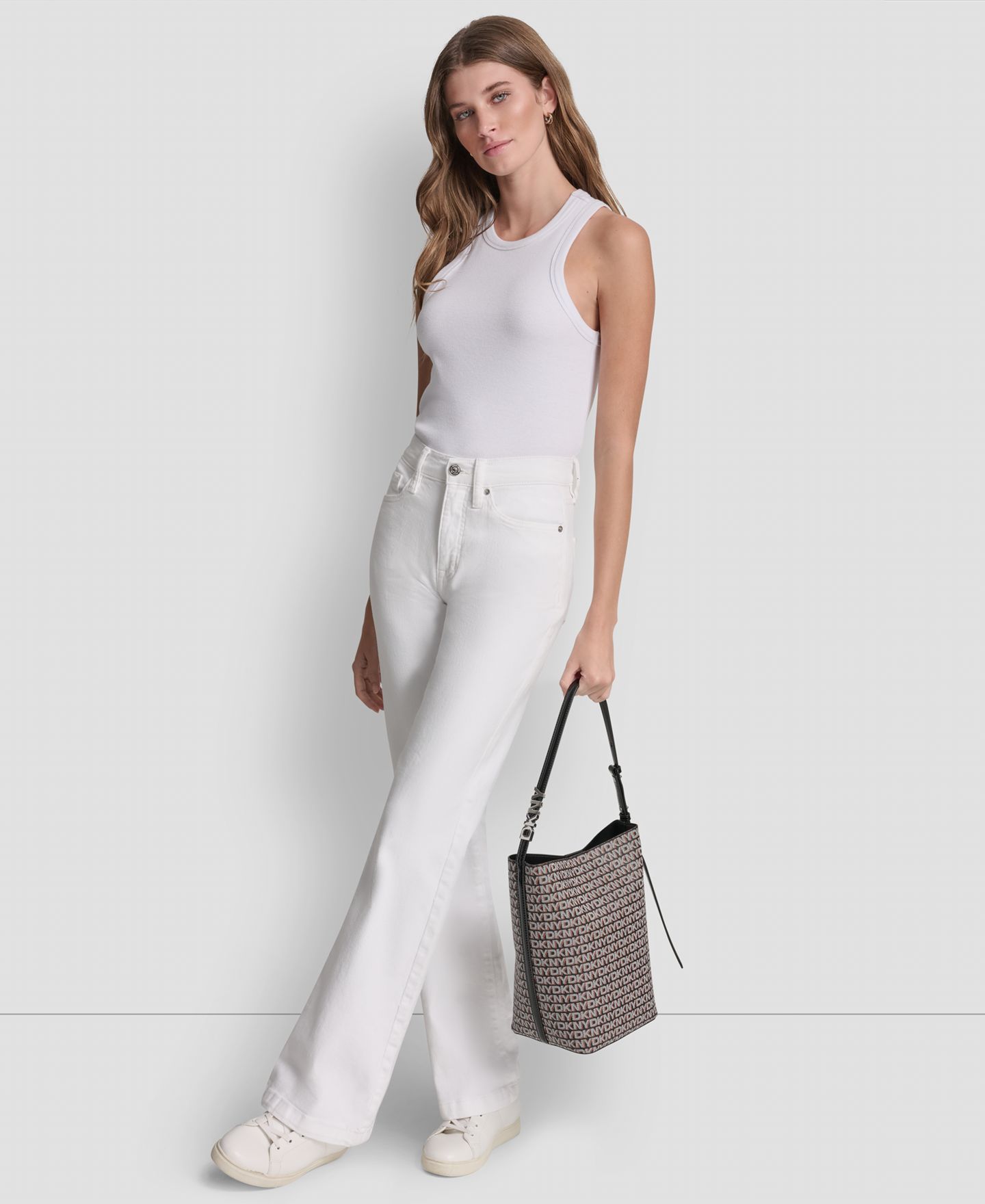 Женская сумка DKNY Avril Small Logo Bucket, цвет: Чёрный / Седельно-коричневый — фото 6