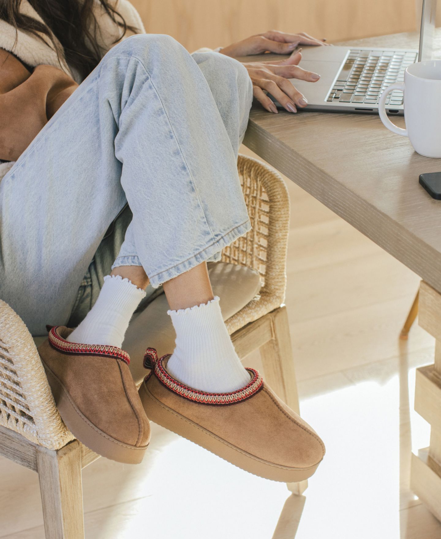 Женские сабо Journee Collection Connway Slip-On Clog Slippers, цвет: Тёмно-синий — фото 7