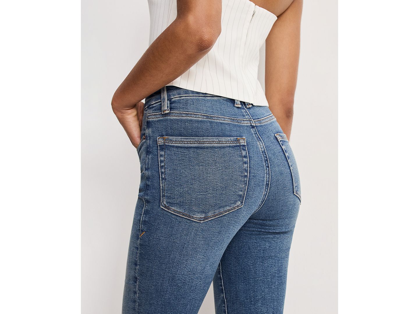 Женские джинсы Good American Classic Slim Fit Bootcut, цвет: Индиго — фото 5