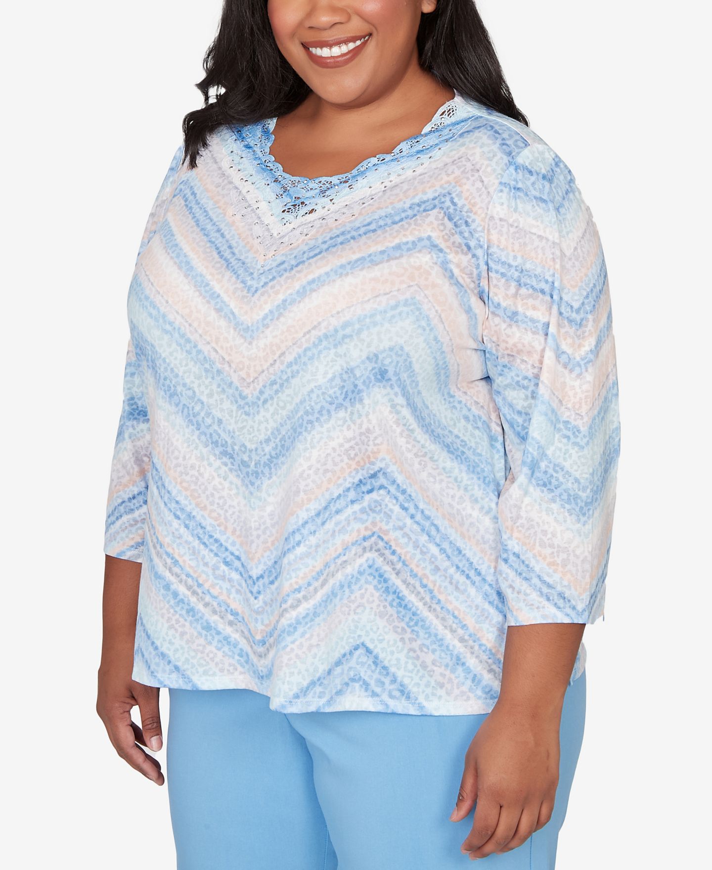 Женский топ Alfred Dunner Plus Size St. Augustine Chevron Print Lace Trim Crew Neck, цвет: Синий разноцветный — фото 2