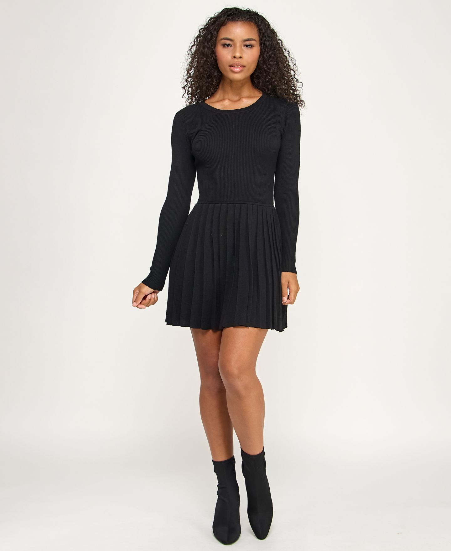 Женское платье INVITEE Juniors Pleated Round Neck Fit & Flare Sweater Dress, цвет: Чёрный — фото 1