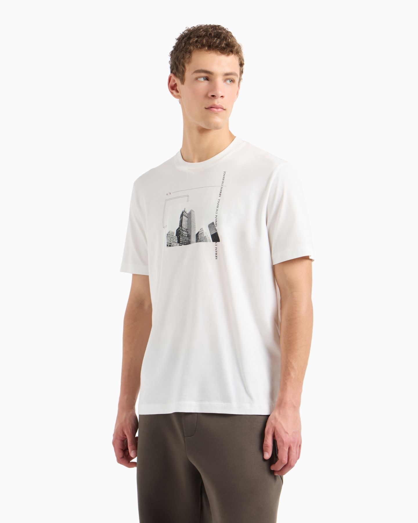 Мужская футболка A|X Armani Exchange Short Sleeve Crewneck Building Graphic, цвет: Молочный белый — фото 1