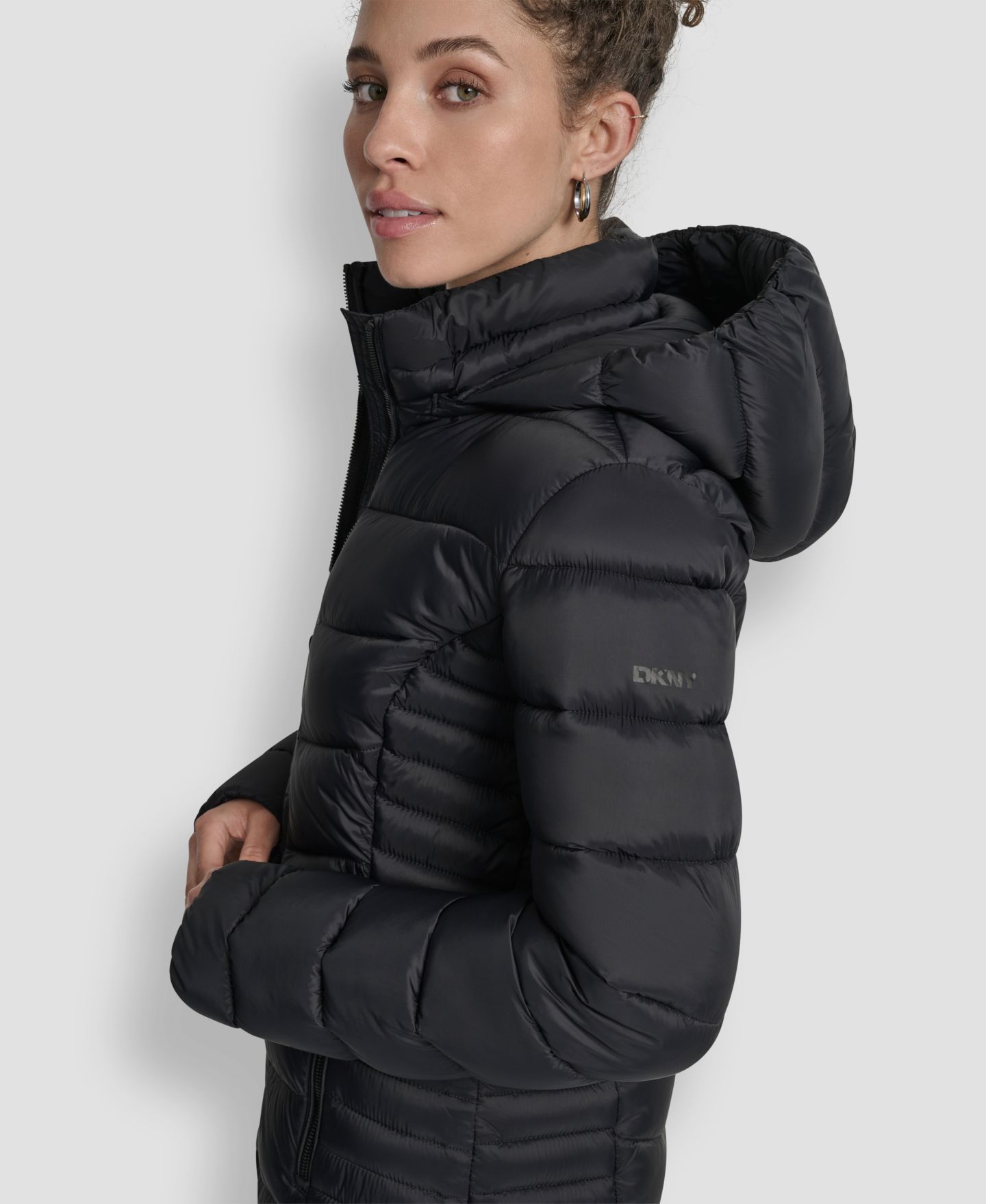 Женская куртка DKNY Chevron-Quilted Full-Zip Puffer, цвет: Чёрный — фото 5