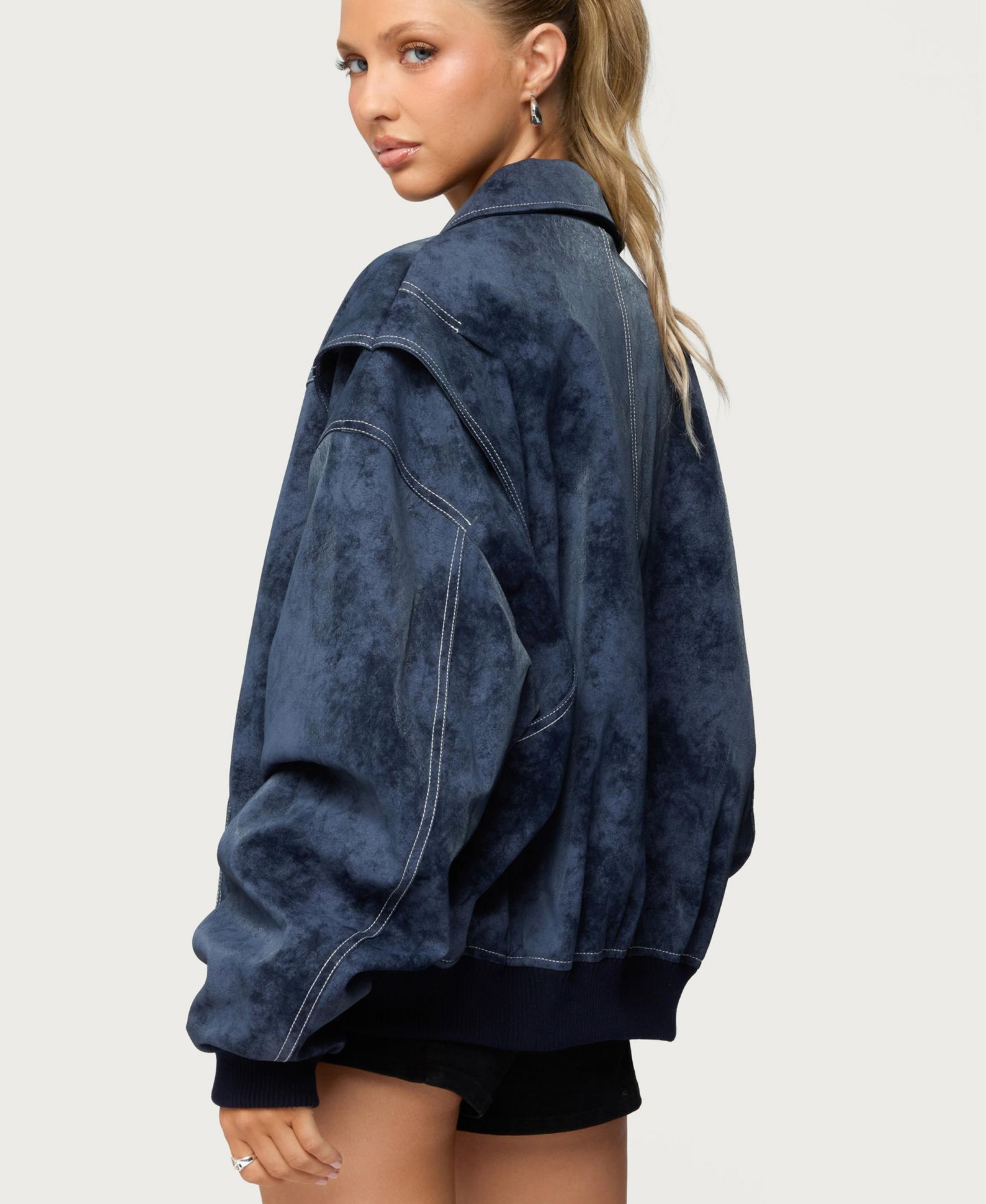 Женская куртка Edikted Ownley Oversized Faux Leather Bomber, цвет: Тёмно-синий — фото 2