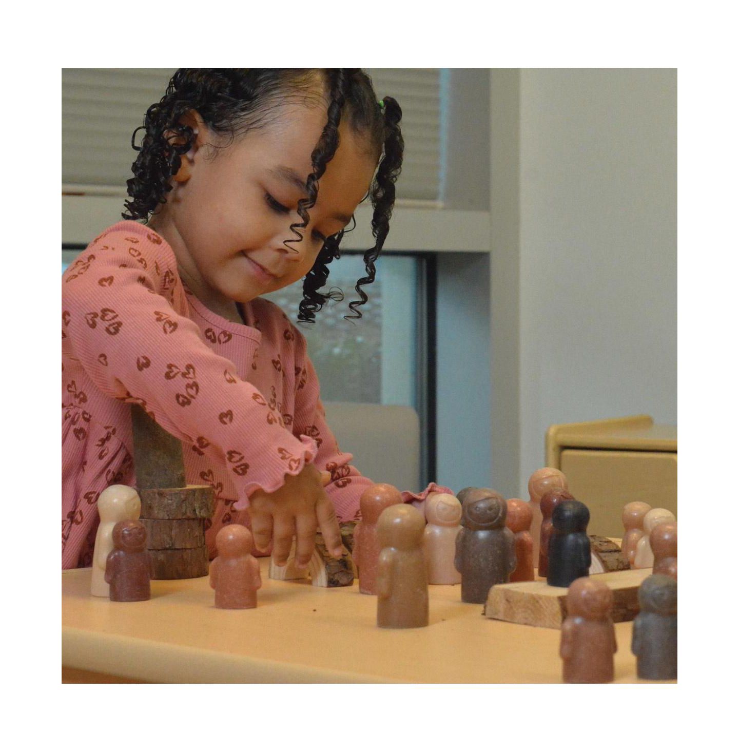 Детская игрушка Kaplan Early Learning Sensory Stones: Little People Like Me - Families, цвет: Assorted Pre-Pack — фото 4