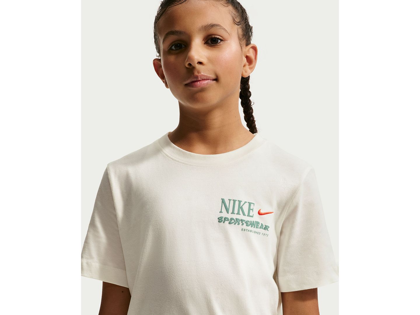 Футболка Nike Spring-Themed Print Short-Sleeve T-Shirt для девочек, цвет: Молочный — фото 2